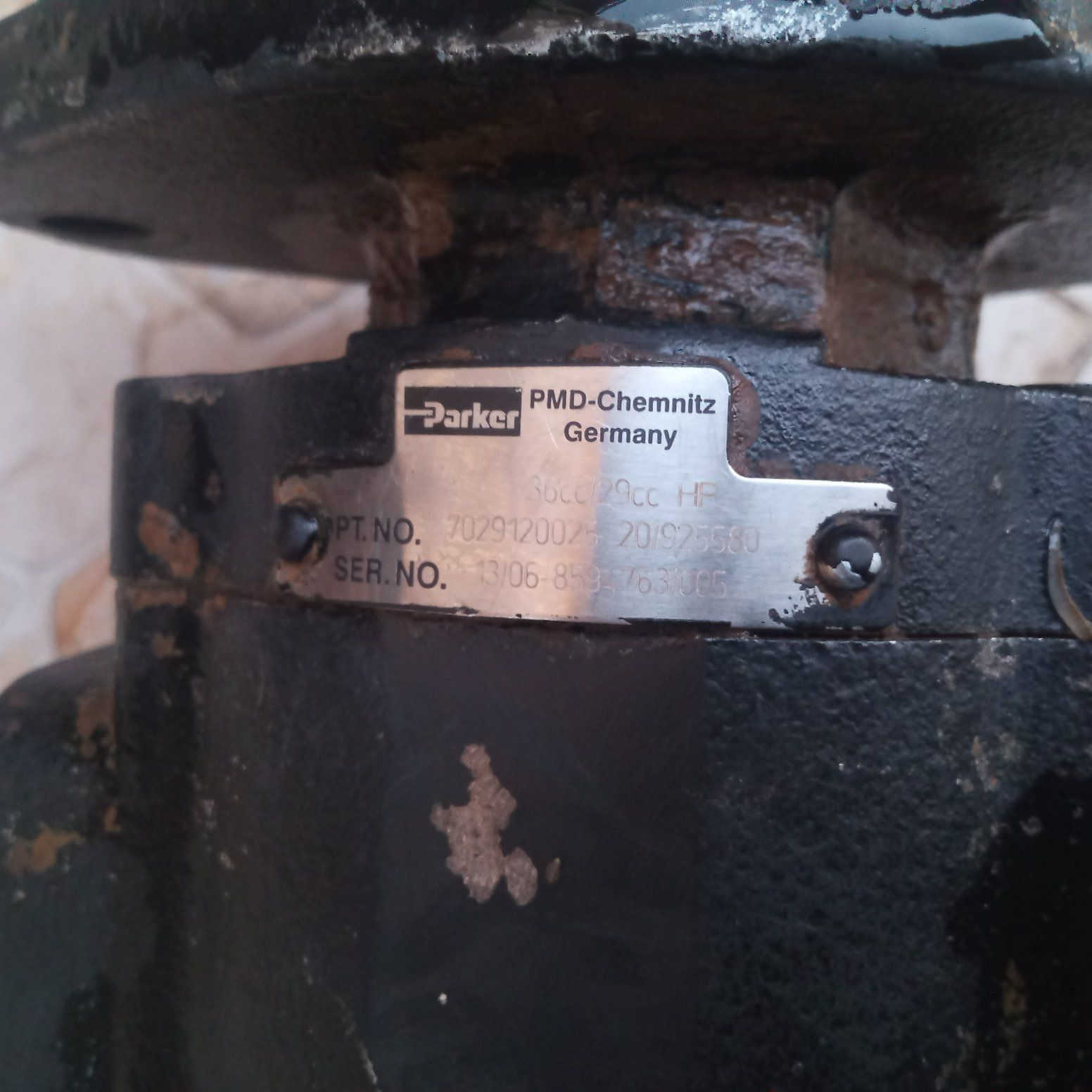 سلام عليكم...(للبيع) مضخة جي سي بي اصلي الماني 
سعر 10 اوراق 
رقم هاتف ***********
