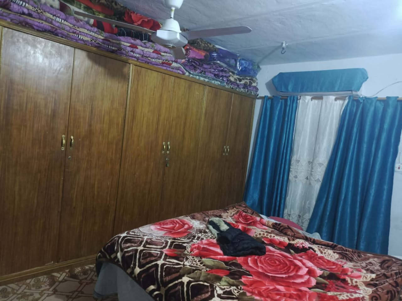 السلام عليكم 
بيت للبيع حي التأميم بالنزلة الاولى 120 م يحتوي على غرفتين وصالة ومطبخ وصحيات التبليط مباشرة لباب البيت 
للاستفسار :***********
