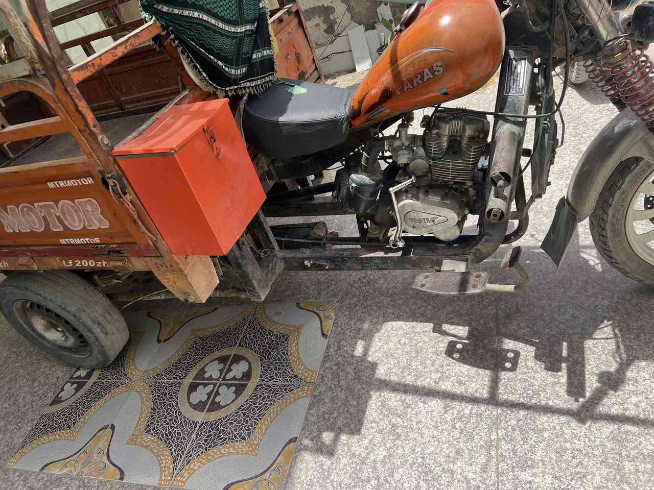 سلام عليكم ستوته أوراق مديل 2017 بيها خياس نفس ماموضح بل صوره توني شادلها كأردن جديد و كروز فان شغال 
العنوان البصره بني منصور *********** مابي واتساب 
السعر 1400بيها مجال للطيبين 
موشراي لاتاخابر
