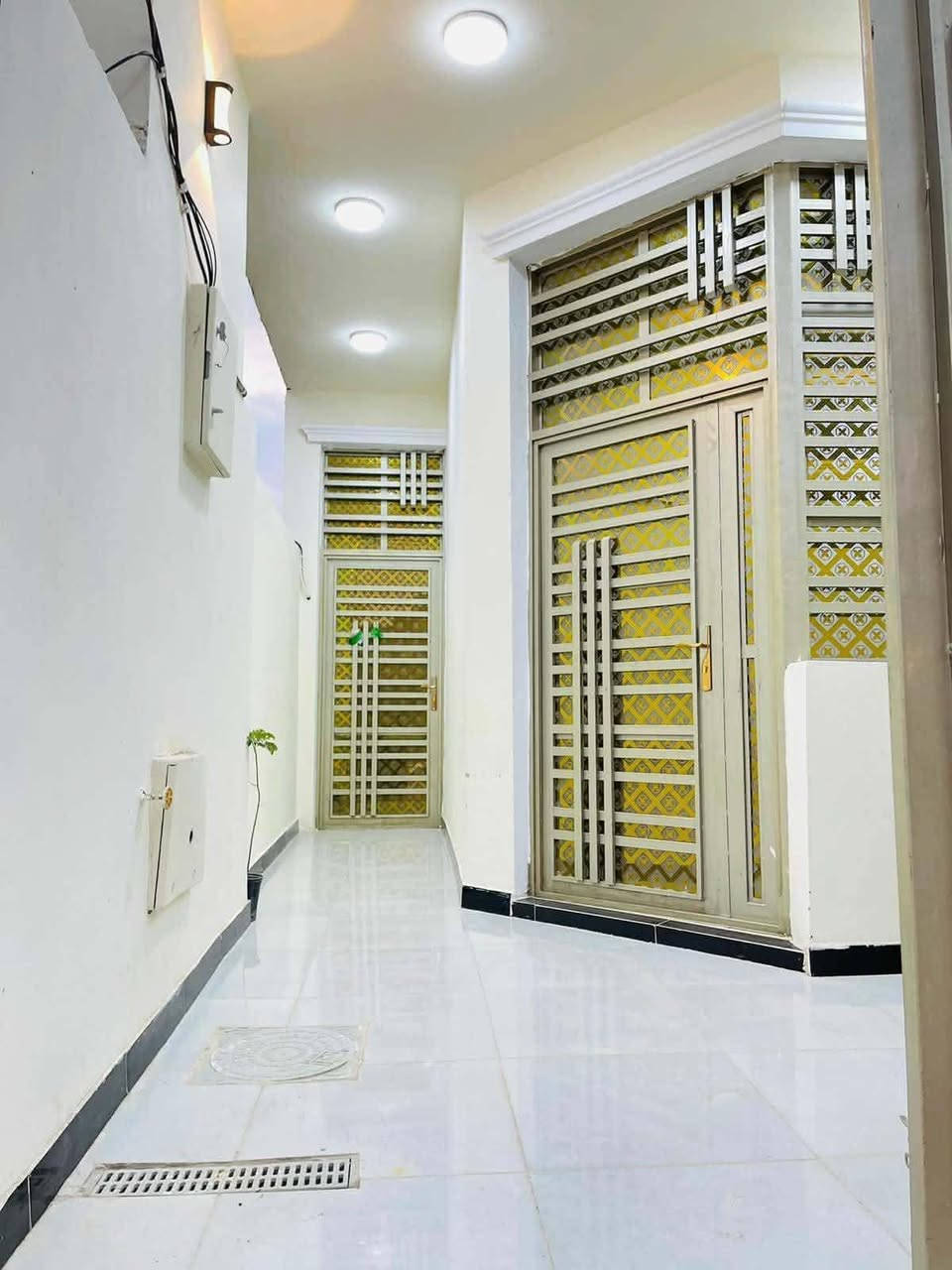 دار للبيع مساحه ١٠٠متر طـابــقـيـن 
يحتوي على ثلاث غرف نوم وثلاث حمامات وصاله وستقبال ومطبخ  سعر ١١٠ وبي مجال بسيط 
عنوان الدار النداء شارع مجمع بيتي كفه شارع ستــين العرضي شارع الدفاع المدني لاطفائيه 
الرقم ***********
***********
