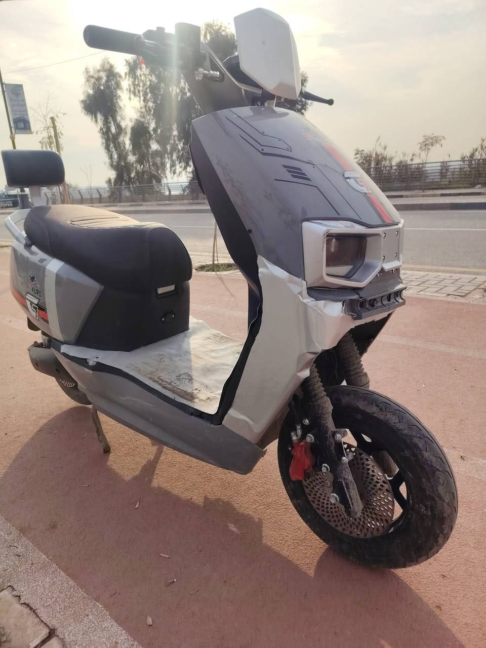 دراجه للبيع كامله المواصفات الدراجه فقط متعرضه الى حادث والحادث ليس بضرر كبير على الدراجه الدراجه جاهزه كامله للقياده لا يوجد بها اي نقوصات السعر 375 رقم الهاتف ***********
