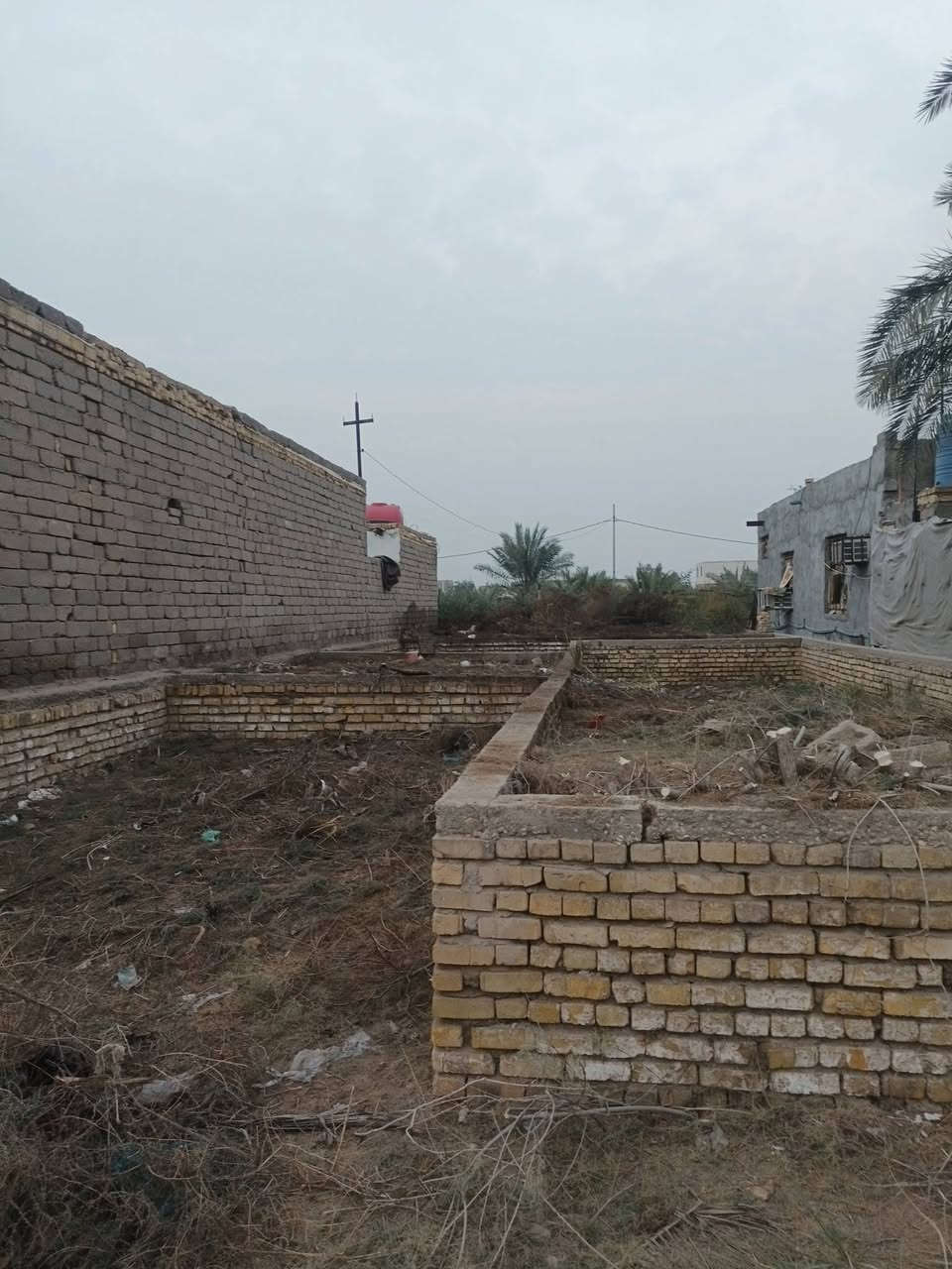 بتلو للبيع مساحه 200 يحتوي على غرفتين ومطبخ واستقبال طول 15  والاستفسار عن رقم 
***********
