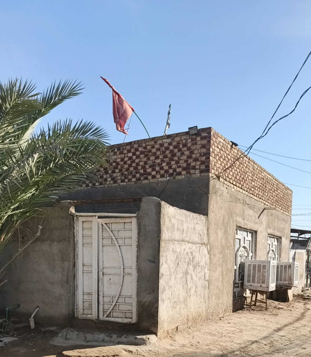 الدار للبيع مساحه ٢٠٠متر واجهة ١٧ ركن على 3شوارع يبعد عن شارع التبليط 20متر 
العنوان الكوفه البراكيه شارع السبيس 
يتكون من غرفتين وصاله واستقبال ومطبخ 
الاستفسار الاتصال برقم
السعر 45
***********
