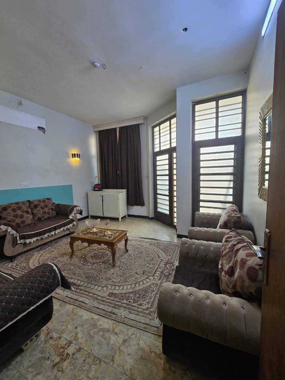 دارطابقين ونص  مساحه ١٠٠متر واجهه ٥م نزال ٢٠م في حي الصديق شارع ١٥م تبليط (رقم العقار ٨٩٧ ) بدايه المنطقه يحتوي على ٤ غرف نوم مع استقبال مع حولي مع مناور مع خدمات ...
للاستفسار 
مكتب الشاكرين للعقار 
***********📲
***********📞
ابي غريب-حي الصديق-الشارع الرئيسي
