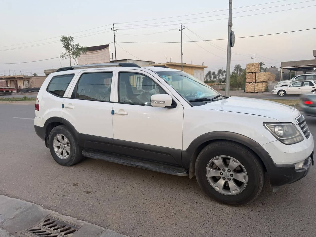 *للبيع: كيا موهافي Kia Mohave 2013* 🚙
*اللون*: أبيض 
*الحالة*: نظيفة - شرط الفحص
*المواصفات*:
1. *المحرك*: 6 سلندر 3.8L قوي واقتصادي
2. *الدفع*: 4x4 دفع رباعي
3. *عدد الركاب*: 7 راكب - عائلية
4. *المواصفات*: شاشة، كاميرا رجوع، حساسات، تبريد 3 قطع، جنطة كهرباء، رادارات
محرك كير جديد / صدر نضيف /تايرات جدد حدادية نضيفة
*السيارة*: بيها الجاملغات الامامية تبديل والباب الي بسذ السايق صبغ 
*السبب للبيع*: تجديد
*السعر*: ___ قابل للتفاوض بالمعقول
*المكان*: بلــد - صلاح الدين
*للاستفسار والاتصال*:
***********

