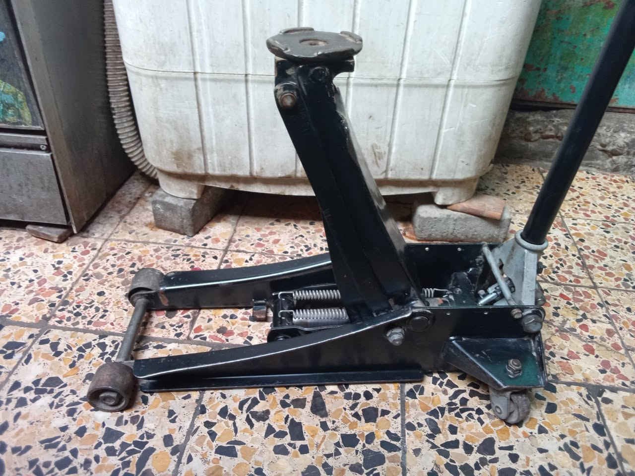 ⭕يوجد توصيل لكافه المحافظات
جك تمساح شطح دبل بستم 3 طن شغال وعل الفحص نظيف السعر 90 الف المكان بغداد ***********
