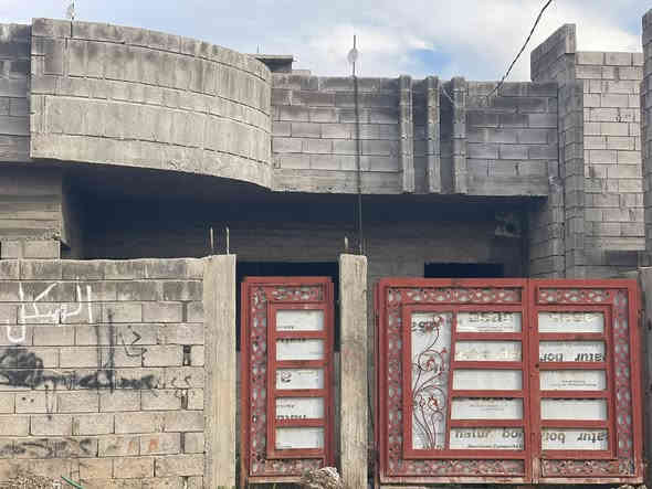 هًيكل للبيع مقابل دوميز جمعية أم الربعين بعد جمعية حمو رابي كرت بلديه مساحة الهيكل 180متر البيت مكون من غرفتين وهول داخلي واستقبال معا صحيات السعر (90)مليون وقابل للتفاوض للتواصل على الرقم (***********)
