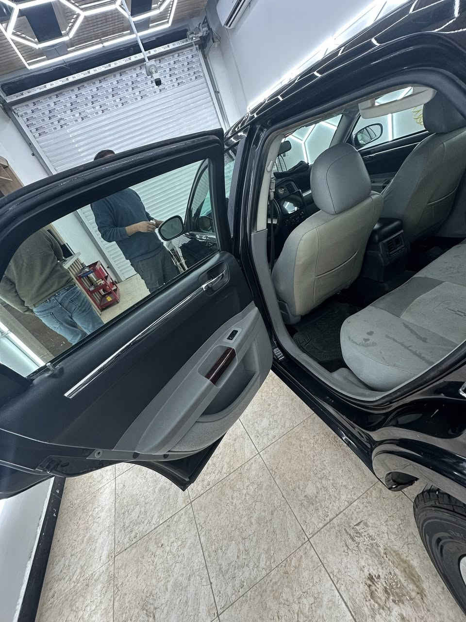 السلام عليكم. اوباما 2010 اصل اربع جوكات  رقم اربيل سياره بدون حادث فقط تكحيل مقدمة القماره وشويه من التكمه نتيجة تكشير الصبغ  السياره عليهه ادامه كير ومكينه خير من الله ونصبتهه وغرفتهه جديده وحلوه وب العافيه على الي ياخذهه 
*********** 
ومتواجد ع الفيس ايضا 
لتخافون مو من جماعتة الي اخاف من السعر
سعر السياره ١٢٥ ورقه  
والخير فيما اختاره الله
