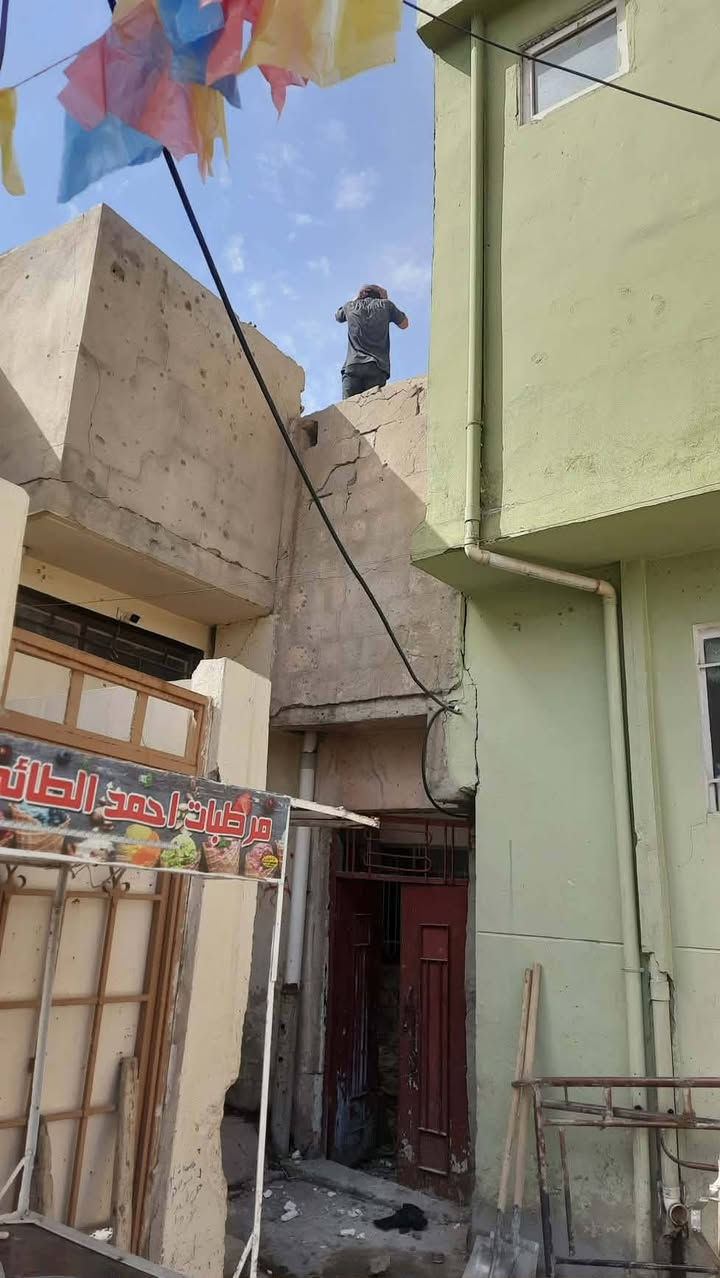 السلام عليكم
يوجد دار للبيع في منطقة باب جديد من يم جامع العمرية 
الدار يتكون من غرفة أرضية ٤ × ٦ 
وغرفتين طابق ثاني 
٤ × ٣
وبيتونة بالسطح ٣ × ٣ 
مساحة البيت بالسند  ٦٧ ونصف 
وبأسمنا ملك صرف
تم تقشيط الدار بالكامل 
والبناء صبة وبلوك 
وأنا أبيعه على وضعه 
سعر البيع   ٣٥ 
والاتصال على الرقم 
***********
