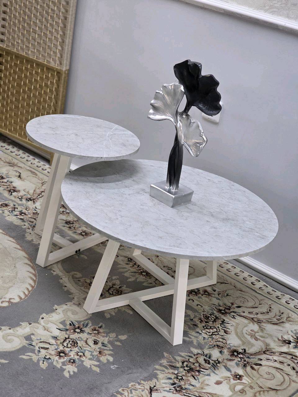 هذه طقم طاولات جانبية بشكل حديث وأنيق. تتضمن الطبلة الكبيرة والصغيرة مع تصميم مميز يجمع بين الخشب والمعدن. الطاولات متوفرة بألوان مختلفة لتناسب ديكور منزلك.