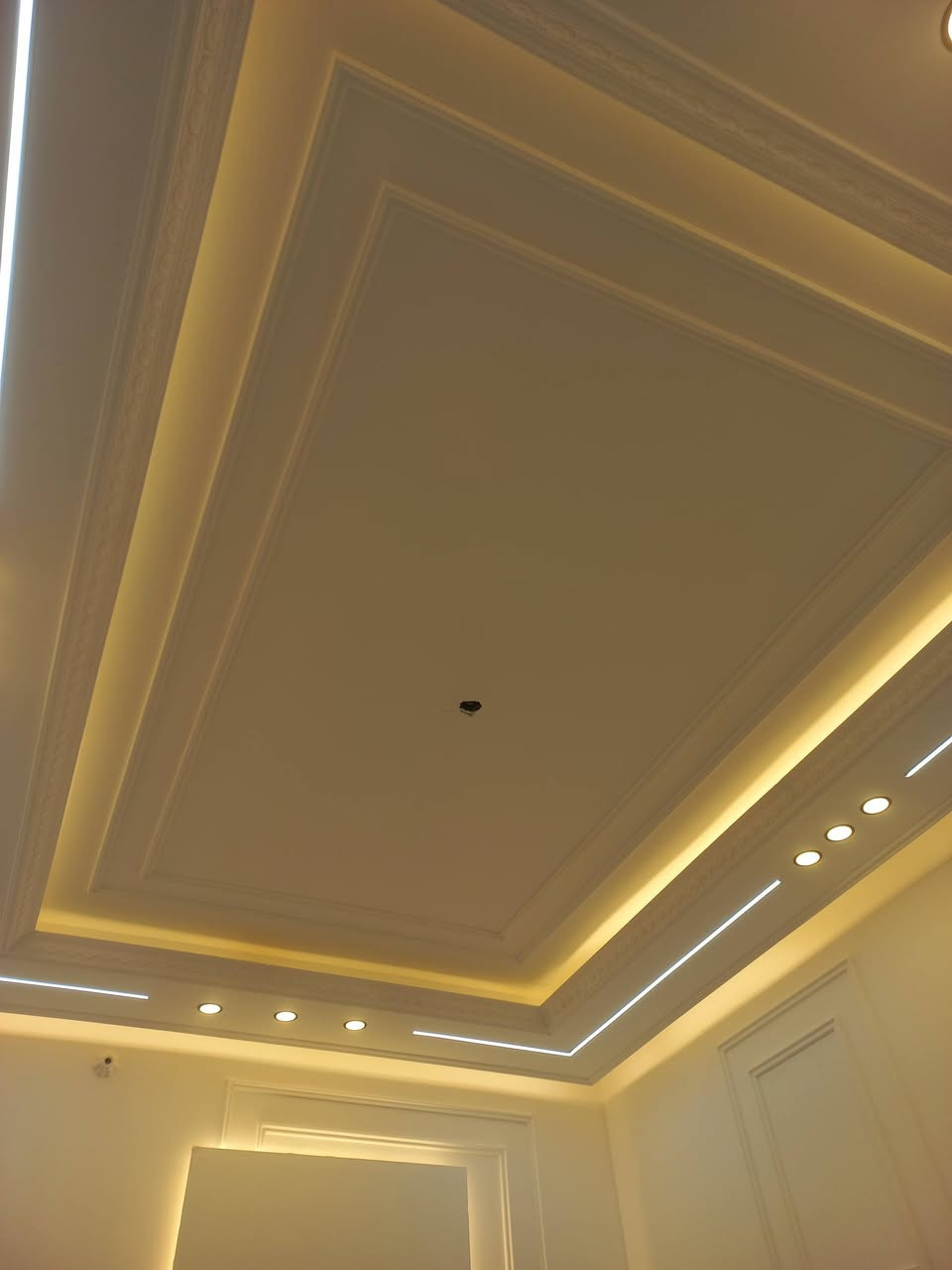 الئ ابناء الرفاعي
مستعدون لعمل الجبس بورد وصبغ عام وسقف ثانوي 

وماده الاسطح اتصال *********** وتدللون  علينه
