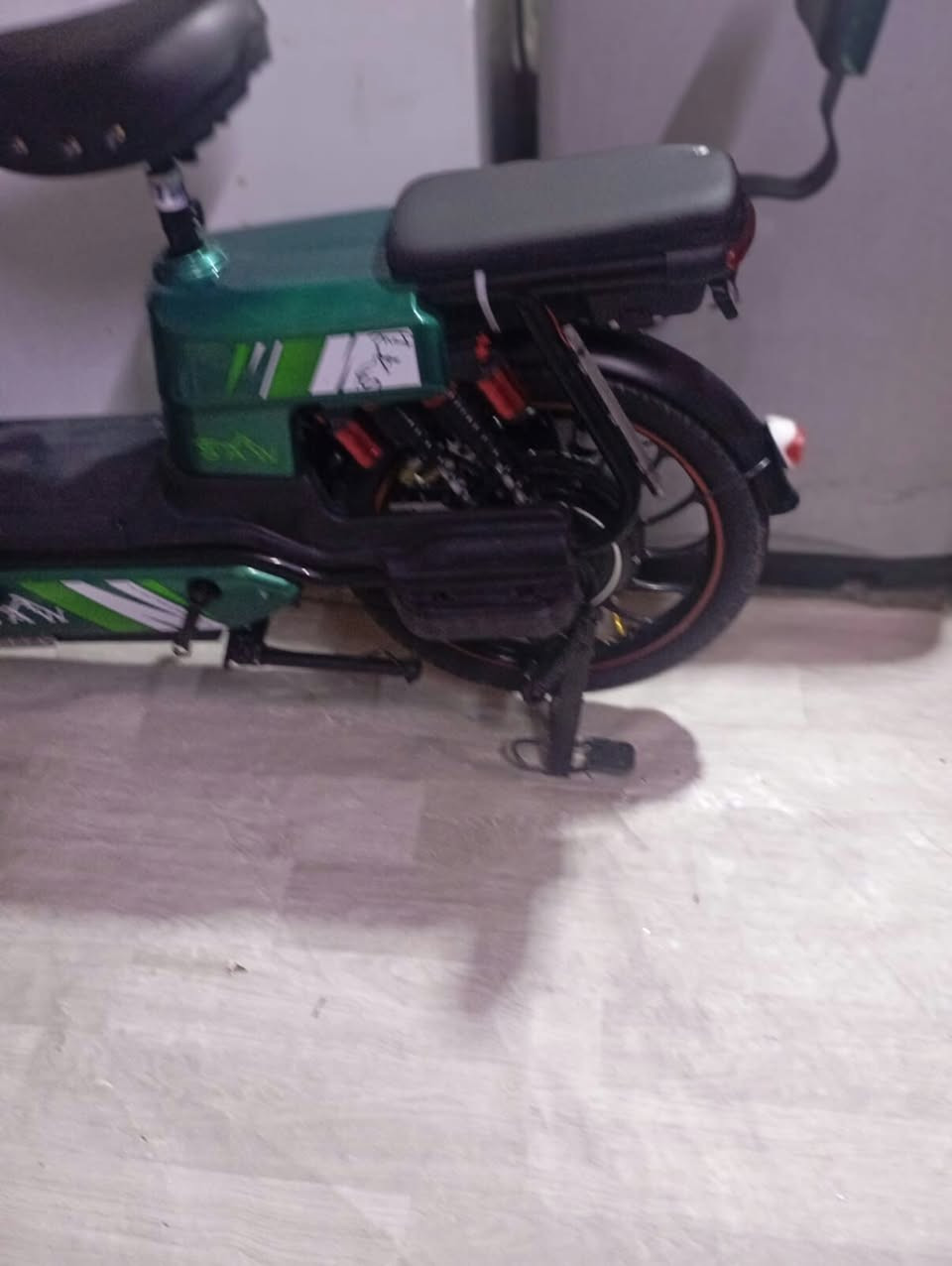 السلام عليكم دراجه شحن للبيع او مراوس معه باسكل BDاوSAnTOS استعمال 3اشهر نوعيه SAW دراجه جديده كلش يعني ما متعوبه الدراجه 3 سرع سرعتهااا 60 حقيقي السعر 465 وبيها مجال مكاني نجف متواجد ماسنجر واتساب فقط مراسله ***********
