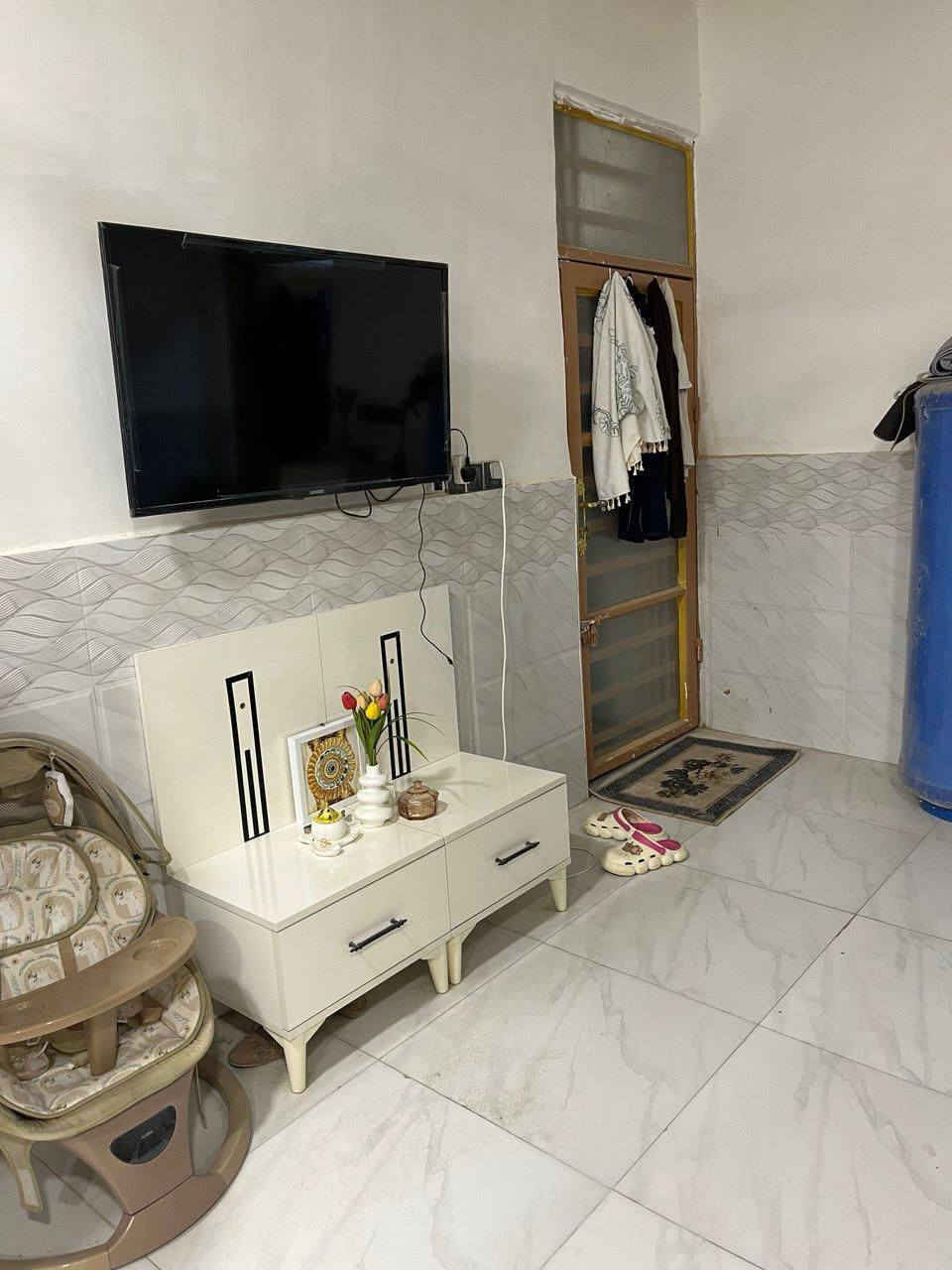 بيت للبيع 
المساحة ٦٠ متر حي ميسان قرب سكلة كرعاوي قريب جداً على مول العائلة للتسوق وماركت اكد 
يحتوي على مطبخ صالة صحيات غرفة ومنور 
قريباً جداً على شارع العام 
متوفر ماء وكهرباء 
وكافة الخدمات الأخرى 
السعر ٢٨ وبي مجال للاستفسار واتساب أو الاتصال 
***********
