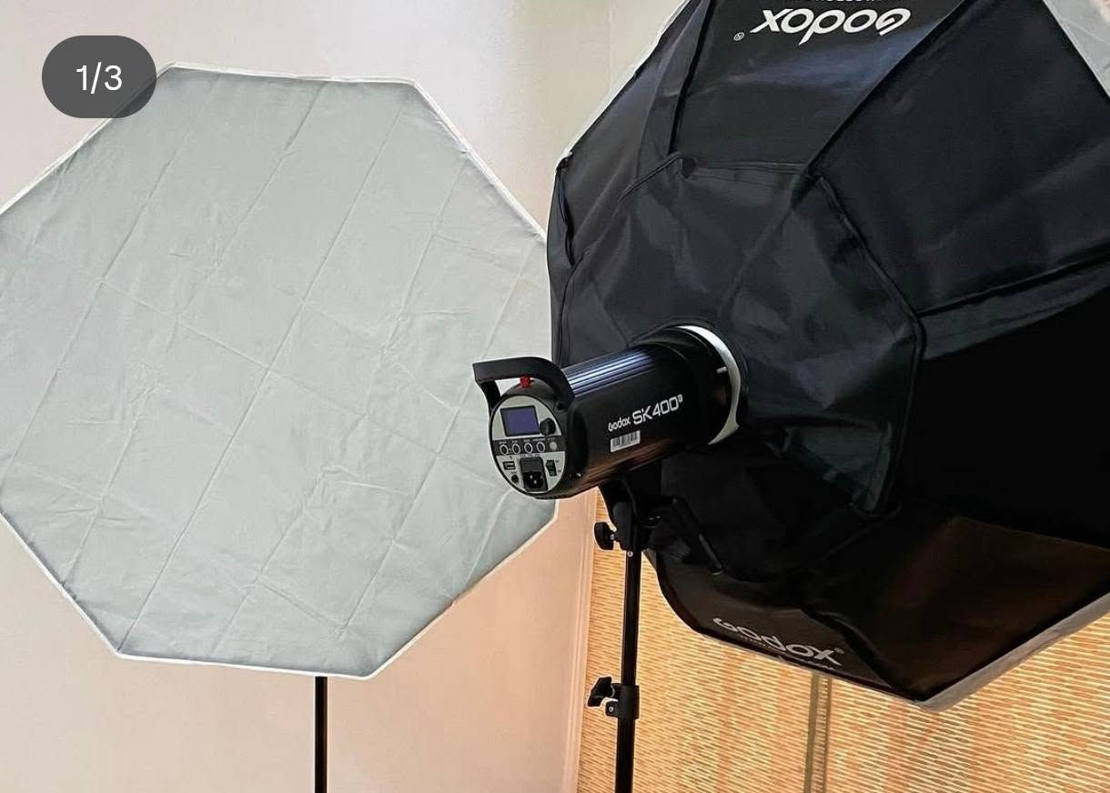 📞 للاستفسار والاتصال المباشر: ***********
​للبيع: بكج إضاءة استوديو احترافي كامل (Godox SK400II)
​إضاءة غودوكس الغنية عن التعريف، البكج كامل مع كافة ملحقاته وجاهز للشغل فوراً (ممتاز لتصوير المنتجات، المودلز، والمطاعم).
​📌 الملحقات المشمولة بالبكج:
​رأسين فلاش (Godox SK400II).
​ستاندات إضاءة أصلية.
​سوفت بوكس / مظلات للتشتيت.
​جنطة الحفظ الأصلية وكافة الكيبلات.
​⚡ أهم المواصفات باختصار:
​القوة: 400 واط للفلاش الواحد (إضاءة قوية جداً وتغطي مساحات واسعة).
​النظام: وايرلس مدمج (2.4G) للتحكم وربط التريجر بدون هوسة وايرات.
​السرعة: شحن سريع جداً بين اللقطات (0.1 إلى 1 ثانية).
​التوافق: قاعدة (Bowens Mount) ترهم عليها أغلب أنواع السوفت بوكس بالسوق.
​✅ النظافة: 97% (أخو الجديد).
💰 السعر: 450 ألف (وبيهن مجال للطيبين).
📍 المكان: سامراء.
