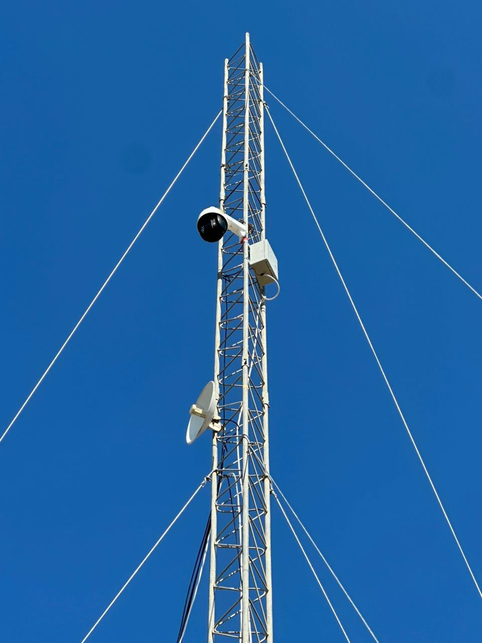 الحمدلله احد اعمال شركتنا تامين موقع بحيرات اسماك مساحة  300 دونم ب4 كامرات ptz  متحركات ليلي نهاري ملون و4 كامرات زاوية180 درجة وربط منضومة شاحن مع بطارية100امبير للمحافضه على استمرار التسجيل وربطها جميعا على الهاتف 🛜🗼

مستعدون لكافة اعمال الكاميرات والمشاريع الكبيرة 
*********** واتساب في حال عدم الرد ☎️
