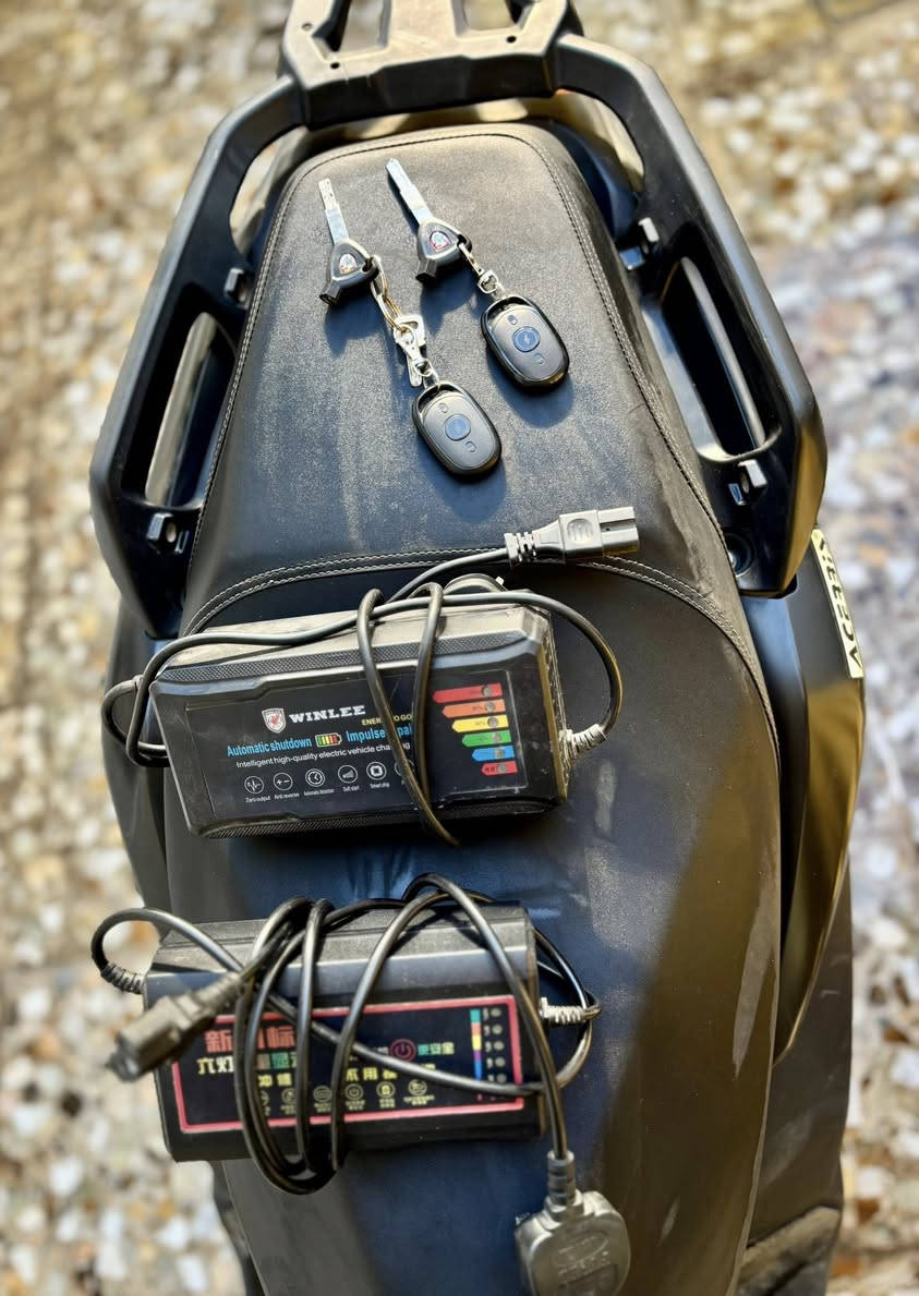 دراجة اباتشي جبلي نظافتها فول الدراجة كاملة وما بيها نقص اي شي تجي بمواصفات :

-سويجات عدد2 + شواحن اصليه عدد2

- ملف 2500 

- بطاريات عدد 6

- زنون وضعيتين عالي ناصي

- سرعة ثالثة 90 كم حقيقي

سعر مليون و100 وبيهة مجال حك الجية

بطاريات نضيفه كلهن جيب اي واحد وياك وافحص 

مكاني بغداد الدوره - ***********
