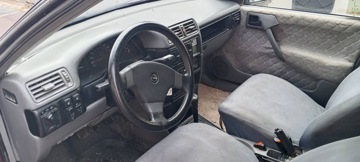 ئۆپل ڤیکترا مۆدیل 1993 
مەکینە 20 ی گێر ئۆتماتیك
گێر و مەکینە و تەقە و رەقە و کارەبایی ەشەرت
بۆیاغ عام ی جوانی  جەمپپێکی زۆر خەفیفی پێش و پشتی هەیە 
سەنەوی 2020 بەسەرچووە تحویل و غرامەی بەشەرت
سەیارەکە زۆر خاوێنە قفل مرکزی و پاوەر و ABS  گەرمی ئێش دەکا ناو غورفەی خاوێنە 
سعر 37 وەرەقە و مەجال
***********  کورک و واتساب أربيل, العراق
