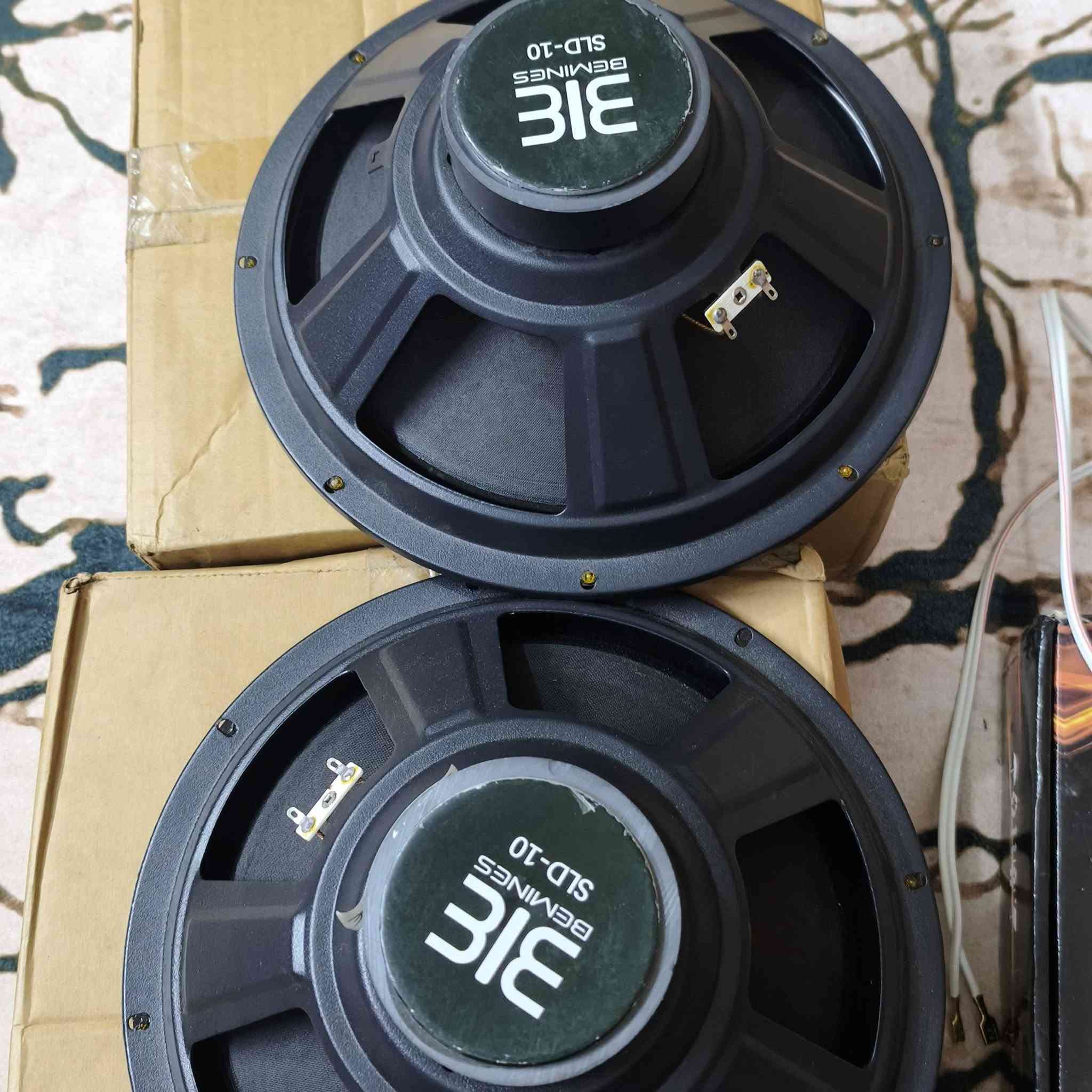 مضخم صوت 1000واط مع دمامين حجم 10 انج نوع بيمنس قدرة 750 واط التك الواحد  السعر مناسب 100 يوجد توصيل وتساب ***********
