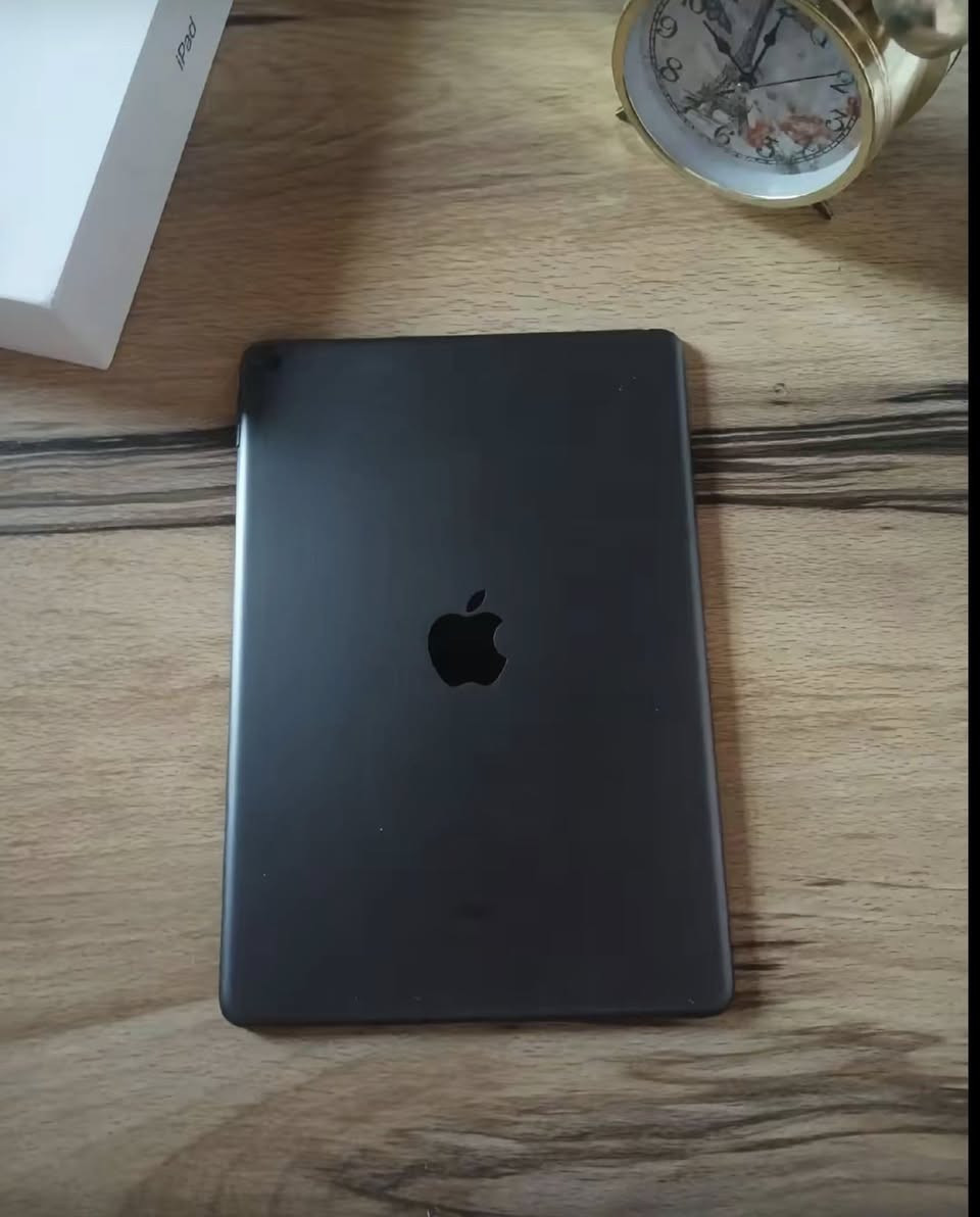 ايباد 9 نضيف ممستخدم هواي : (iPad 9th Gen) 9 مواصفات آيباد
Retina إنج 10.2 :الشاشة
A13 Bionic Chip :المعالج
التخزين: يجي 64GB
الكاميرا الخلفية: 8MP
الكاميرا الأمامية: 12MP Ultra Wide (تسوي
سنتر ستيج بالفيديو كول)
iPados :النظام
يدعم القلم (Apple Pencil الجيل الأول)
والكيبورد
البطارية: توصل لحدود 10 ساعات استخدام
السعر : 380 الف 
مكاني : كركوك تفاصيل اكثر رقمي واتساب
***********
