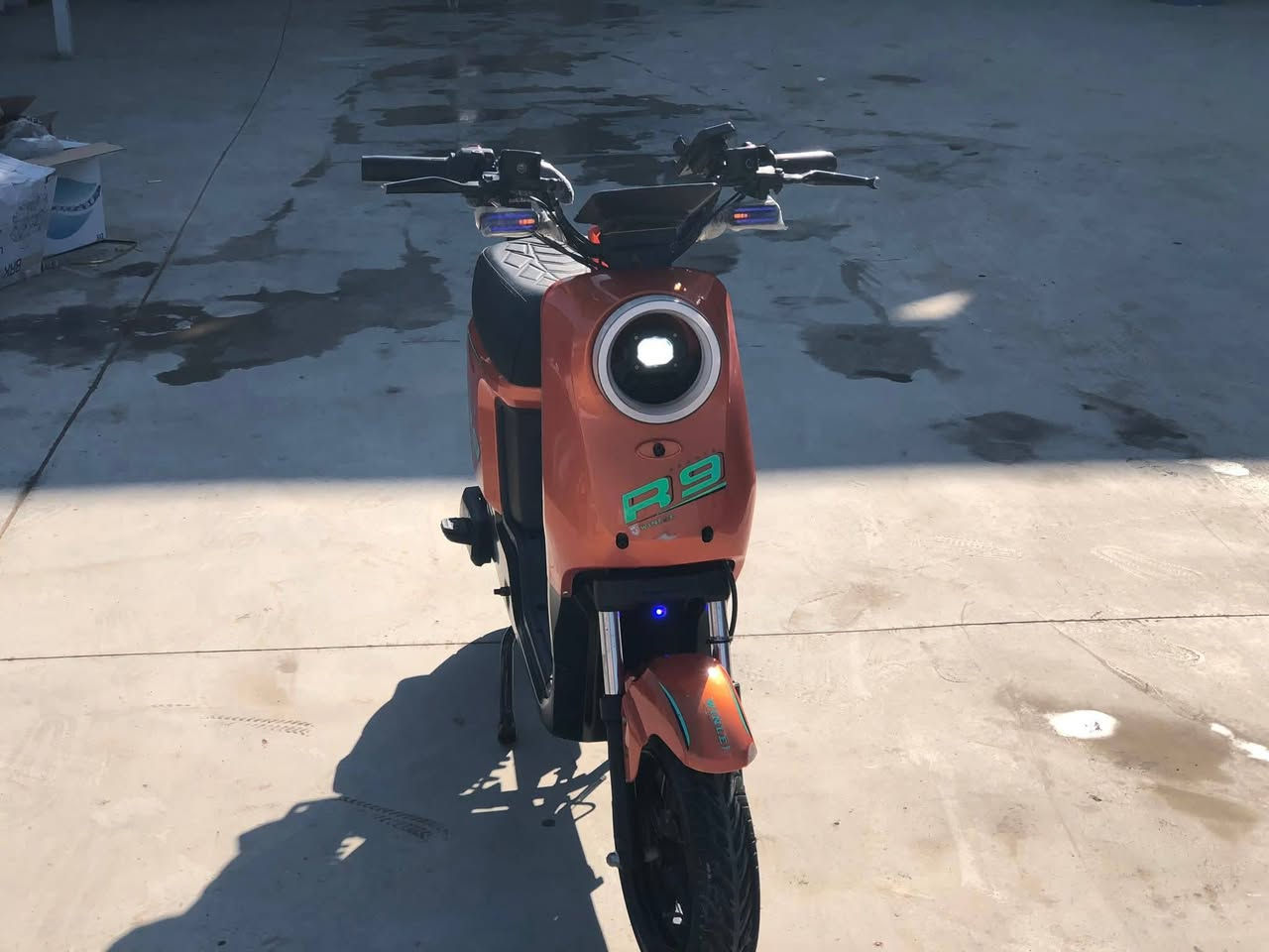 سلام عليكم
R9
جديدة 
بلاتوث 
بطاريت 5
نضام بك
نضام يوسبي
قفل ستيرن 
مكان بغداد ببشام 
السعر 420 بيها مجال 
الستفسار 
***********
