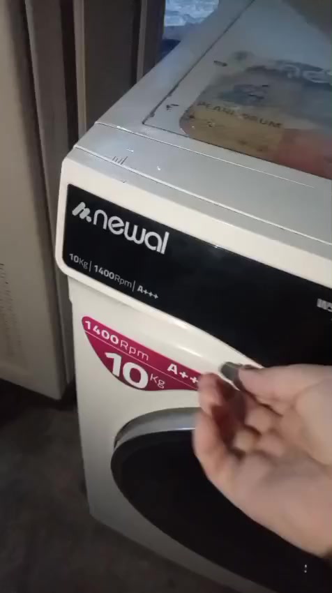 غساله مستخدمه قليل 10 كيلوات بشرط النضافه اي عيب مابيها سعر 550 وبي مجال للشراي فقط رقم موبايل ***********
