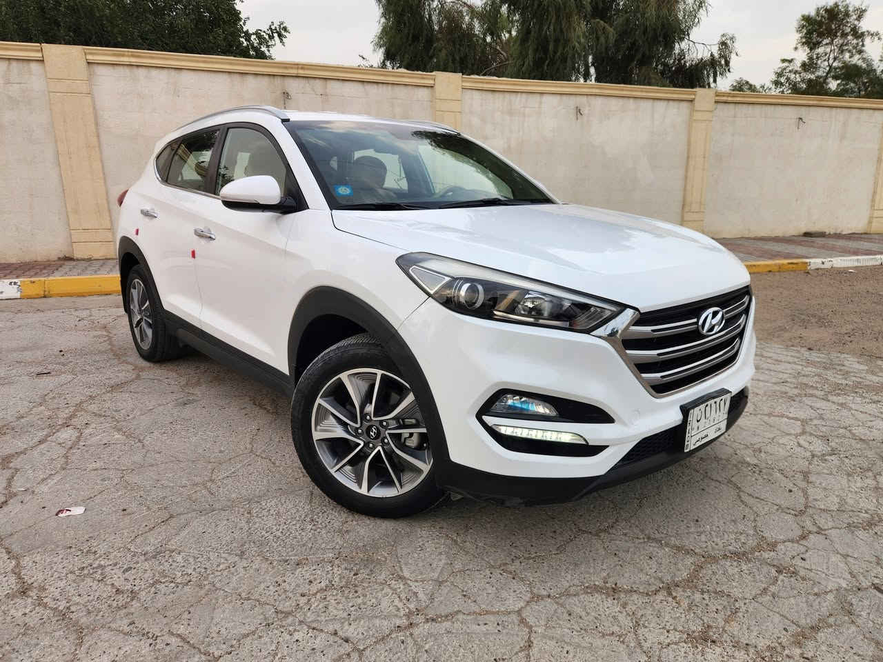 السلام عليكم 
توسان 2018 خليجي 
محرك ٢٠٠٠ دوش 
قطعتين تبريد 
حساسات خلفي 
تحكمات ستيرن 
مري شفط 
ويل حجم 18
ماشيه ٨٩ الف كيلو 
السياره بدون صبغ 
بيهه طخه خفيفه بالبنيد ومبدل بنيد اصلي خليجي نفس اللون بدون صبغ 
صور الضربه موجوده مواصله للراديترات 
اللايتات مالتهه البلادي نفسهه
بيهه بارد قليل باب خلف السائق 
السياره نظيفه جدا 
سنويه لل2027
رقم بغداد باسمي 
السعر 177$ وبيهه مجال بسيط 
العنوان/ بغداد/ الحريه 
للإستفسار الاتصال على/ 
*********** واتساب 
***********
