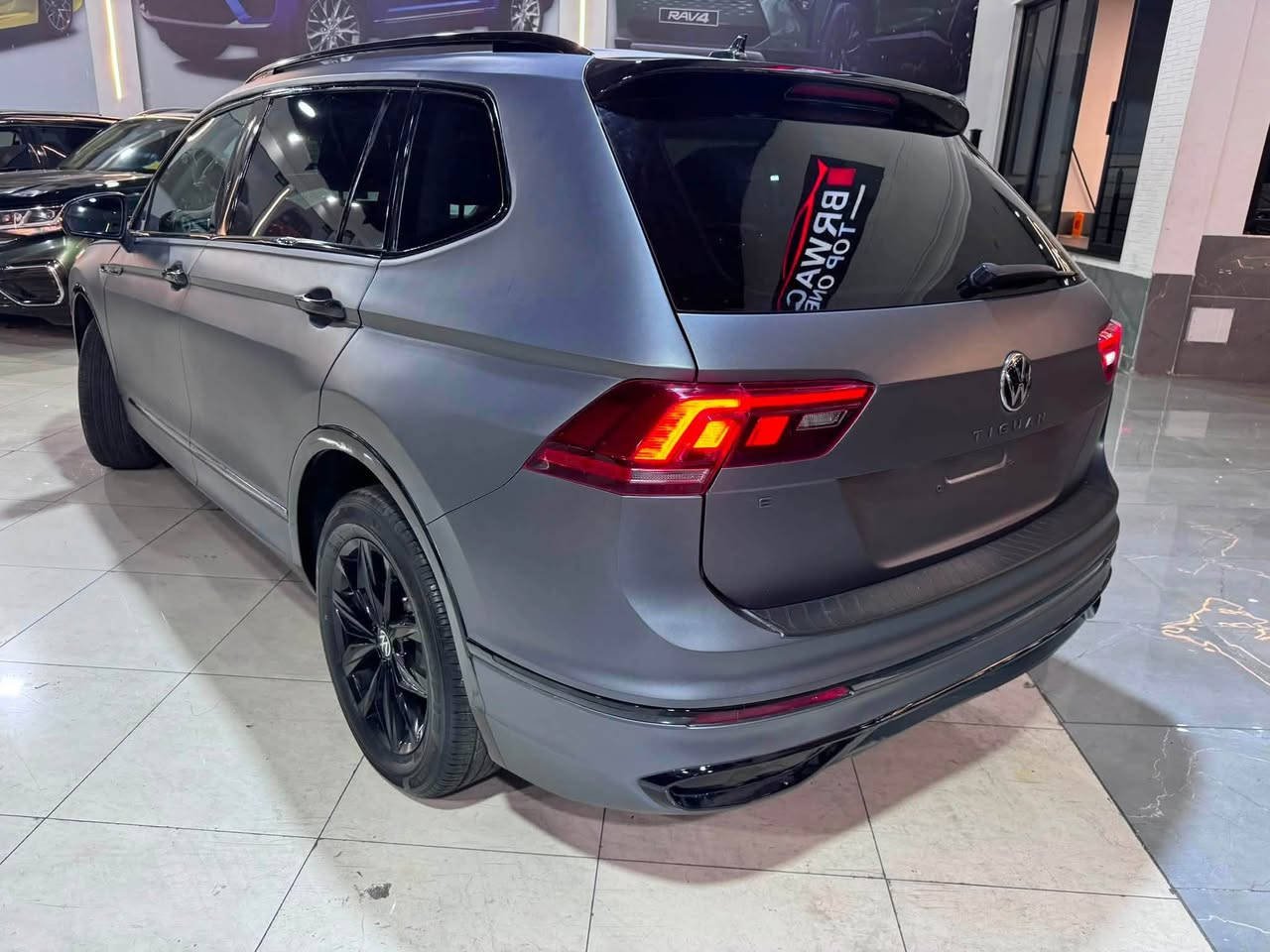 Volkswagen Tiguan 2023
سعر بلاشش🔥١٣٩$🔒
￼⁨***********⁩
***********

محرك ٤ سلندر ٢٠٠٠ تيربو
٧ راکب
مواصفات SE
كراسي جلد و كهرباء 
بصمة 
تشغيل عن بعد
كيج الكتروني 
وياله ١٩
كيج الكتروني
شاشة كبير
رادارات ٣٦٠ درجة
ماشية ١٩ الاف مايل
❌ضرر بجم سليم بدون دواخل صبغ عام تغير من نفطي الي طافي
❌رقم شاصي مرفقه مع صور
أرباك ستيرن و داشبورد اصلي ماطاك  ١٠٠❌١٠٠
موجودة 📍اربيل معرض S.B cars
ملاحظة❌شدة مقدمة نسلمك سيارة مع رقم اربيل يشمل جميع مواطن عراقي

***********
***********
