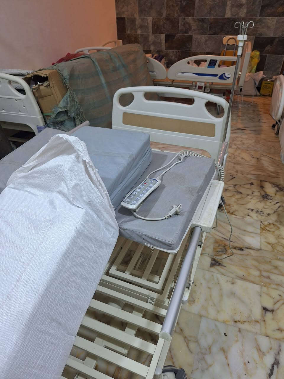 للبيع سريرطبي كهربائي ريمونت كونترول ٦ حركات مع فتحه وسطية تواليت مع طبلة طعام مع حمالة مغذي مع فراش طبي قلاب يمين و يسار يصبح كرسي بسعر ٦٥٠ الف وبيه مجال ٠ ***********
