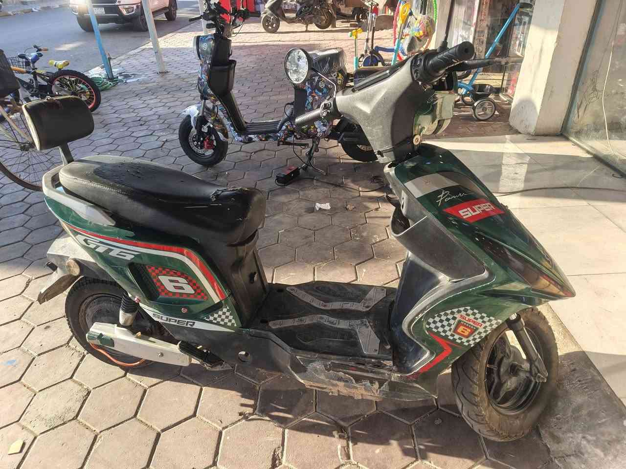 السلام عليكم اعادة نشر 
دراجة سكنس بيها فطر خفيف بالكڤر الامامي والكشن شوفت عينكم ويرادلها فج مال بريك خلفي وبطارياتها تعبانات بين قوسين يتبدلن تمشيك مسافه 5 كيلو على هالوضع يعني مال مشاوير داخل المنطقه تفيد الي عنده شغل يروح ويرجع بيها لازم يخلي على نمره واحد وعلى كيفه وي السكليتر مو يقبط حتى تصير اقتصادية بالصرف 
كهربائية كلها شغاله لايتات واشاير وهورن وحتى شاحنة usb شغالة والله العظيم كل الحجيتة موجود بيها مامجذب ب ولا حرف 
رايدها بيع فقططط بدون مراوس حبايب فقط بيع وتوصيل ماعدي تجي تشوفها بعينك وتاخذها بالكية التجيبها
🩵 مكاني بغداد المدائن وسعر بلاش والله علما سعر الجديدة 550 الف 
معلومه سعر البطاريات 250 الف يطلعن لان بطارياتها مسطرة عالي 32 امبير ونلي 
وياها سويج فقط وشاحنتها وزوج مرايات مال الولد الاخذتها منه بقن بيها واسف على الاطالة حبيت اوضح كلشي حتى الماعنده خبرة بيهن ياخذها على الحجي الكاتبة وماينغش مثل البعض حشى الزينين 
واتس اب عندي او رمش بكيفك 
***********
