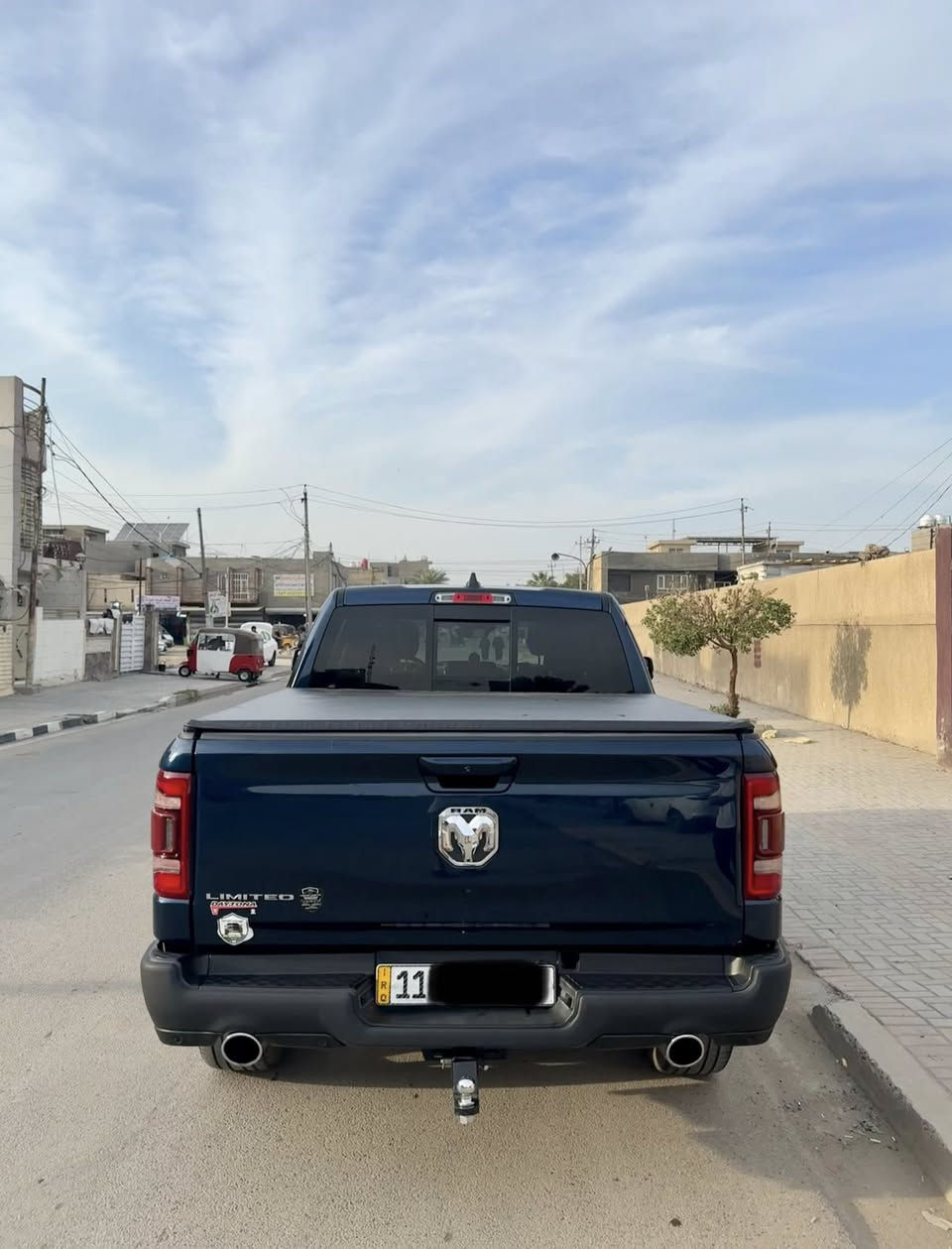 السلام عليكم 
RAM 1500 LIMITED 2023 للبيع 
محرك هيمي 5.7L eTORQUE ماشيه 24 miles 
رقم بغداد 
محرك كير تبريد حدادية مكفول 
المواصفات :بانوراما ،جكات ،دوسات كهرباء ، بدي قصير باب طويل ، مانع تصادم خلفي امامي ، المقاعد الامامية كهرباء وتدفئة وتبريد ،المقاعد الخلفية تدفئة وتبريد ،الستيرن تدفئة ،مرايا جانبية كهرباء كروم ،باب الصندوق كهرباء ،هاند بريك كهرباء ، شاشة العدادات ديجيتال وباقي المواصفات معروفه 
صور الحادث موجوده بالصور ورقم الشاصي خاص 
السعر 330
مكان السياره بغداد 
الرقم ***********

