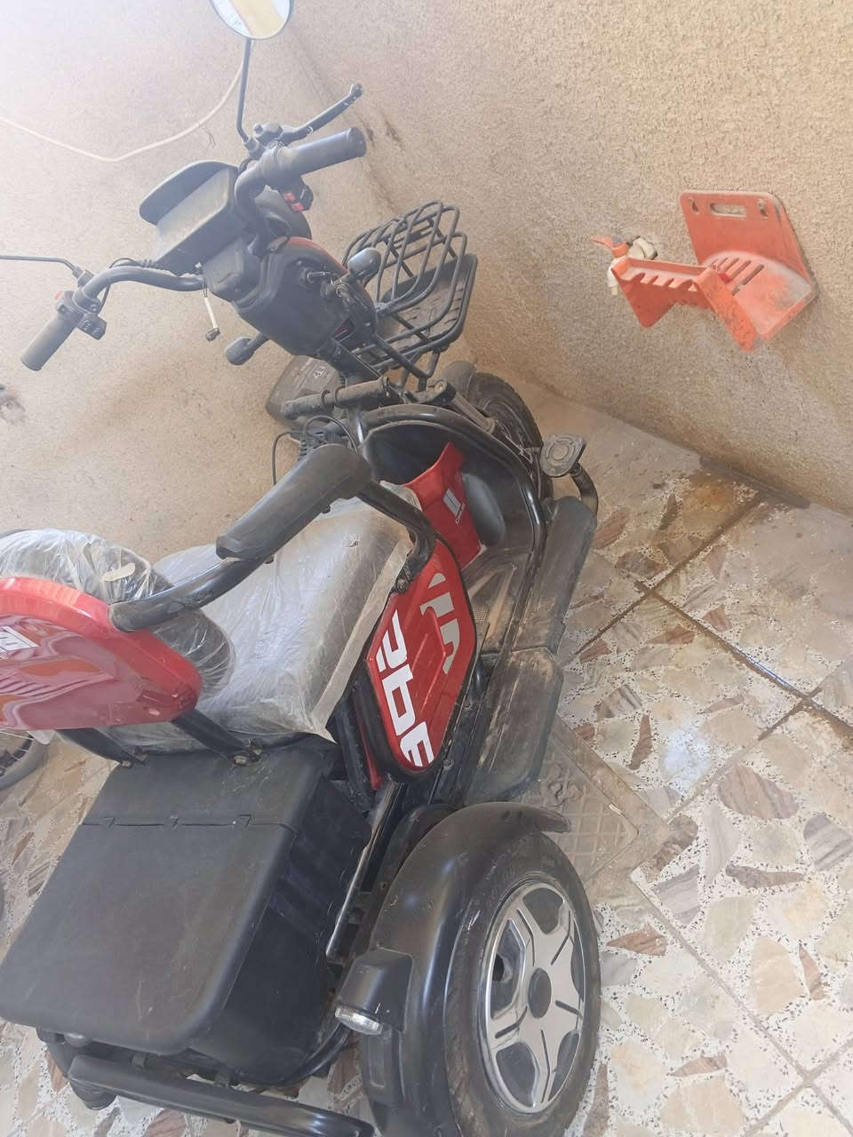 سلام عليكم 
دراجه شحن 3تايرات 
دراجه جديده ماشيه 20 يوم ونتركت 
زيرو سعر 700 أو بيه مجال قليل للطيبن مكان بغداد
سيطرت الشعب القديمه
***********
