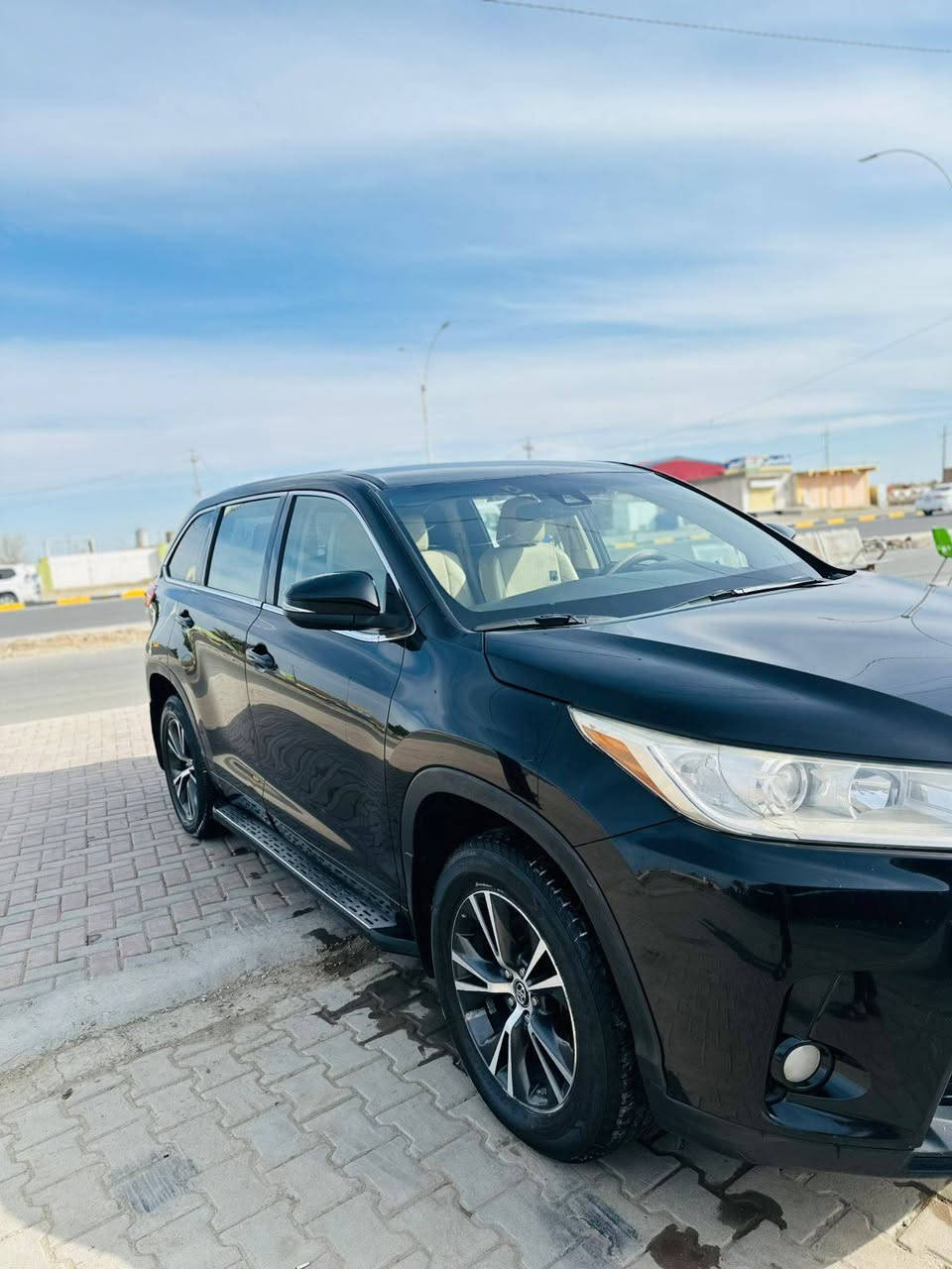 سلام عليكم مكلف بلنشر
هايلندر17
شرط كير ومحرك
بدون ايرباك او دواخل
بابين رش يمين
رقم دولي محرك 6
رادار داخلي الون بيجي
السعر 235دفترين وخمسه وثلاثون الاتصال
 على الرقم التالي ***********
