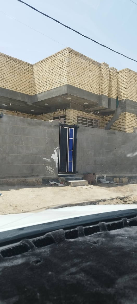 السلام عليكم دار للبيع طابو مساحه 270 ركن يحتوي البيت ثلاث غرف صحيات داخليات المطبخ حار بارد استقبال زائد كراج للاس مكان شويلي قرب مدارس صينيه على شارع 20 الاستفسار اتصال على هذا الرقم ***********
