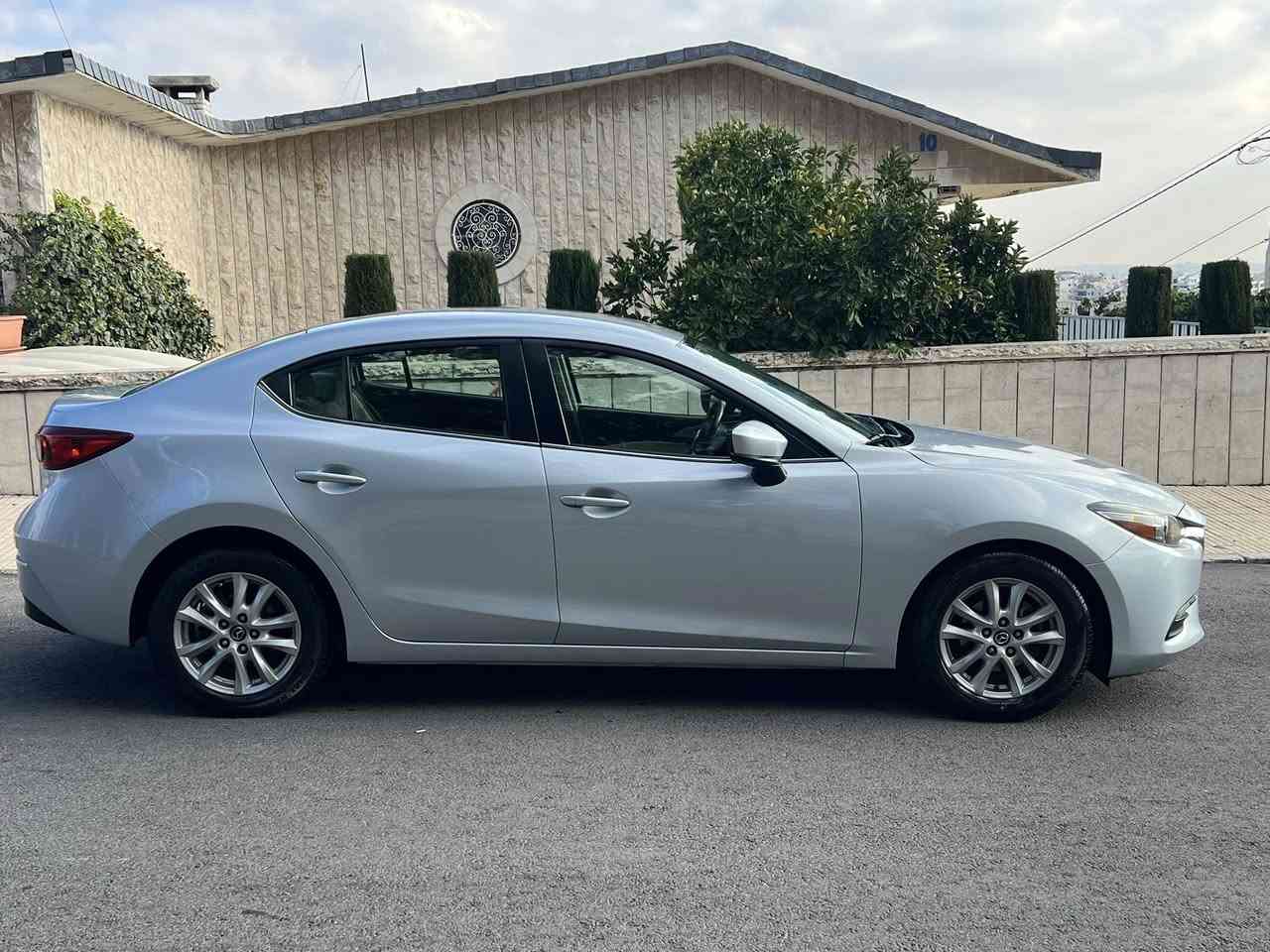 مازدا Mazda 3 2019 3 فحص كامل‏‏
المواصفات الأساسية:

- الموديل: 2019

- العداد الحالي:60000 كيلو

- المحرك: 1600cc قوي اقتصادي

- اللون: سلفر

فحص كامل

‏بصمة تشغيل 

. شاشة

. كاميرا خلفيه

. جير اوتوماتيك

جنط ألمنيوم

‏غمازات موري

. زجاج كهرباء

. مري كهرباء

. تحكم طارة

. بلوتوث

Aux 

‏  لا تحتاج أي صيانة

السعر(11000) 

‏للتواصل:0799487331


**إذا كنت صاحب هذا الإعلان وتريد حذفه لأي سبب، رجاءا أرسل رسالة إلى الدعم الفني**