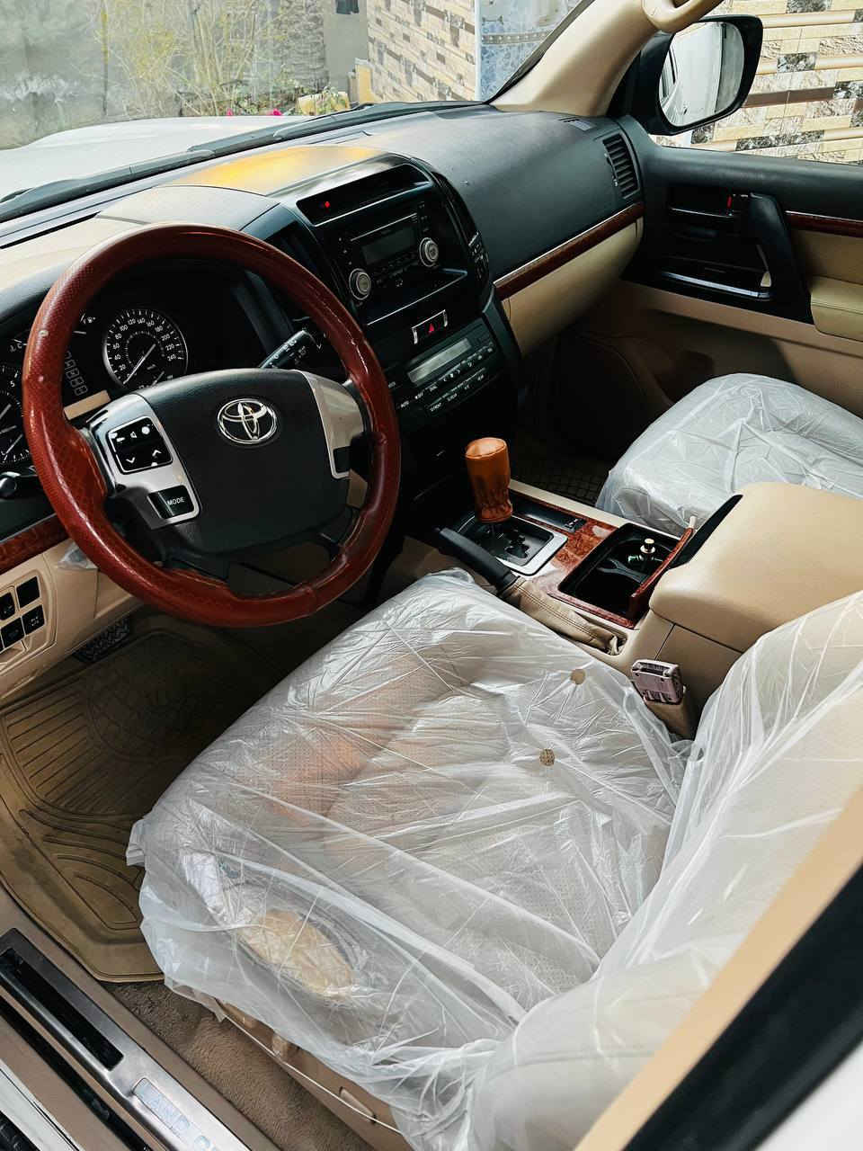 لاندكروز 2014 💜
بريم أصل رقم بغداد 💜
💚 السعر 288 بيها مجال.💚 
ماشيه 245.
اربع قطع ما مصبوغه ولباقي مصبوغ جنطه + بابتين + جاملغ خلفي ما مصبوغات 
سياره كلش نضيفه اي نقص ما بيها
مكان بابل الاسكندريه.
الاتصال ***********
***********
