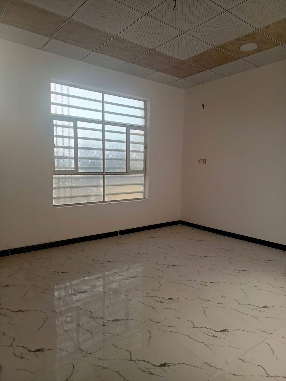 يوجد لدينا بيت للبيع حي ميسان قطاع 77ع الشريط قرب شارع 20متر مساحه 50متر طابقين يحتوي على استقبال وصاله ومطبخ وصحيات والطابق الثاني يحتوي على غرفه وصاله وصحيات صب كونكريت ارضيه بورسلين جدران سيراميك سقوف سي إن سي السعر المطلوب خاص 

للاستفسار والمعلومات اتصل ***********
