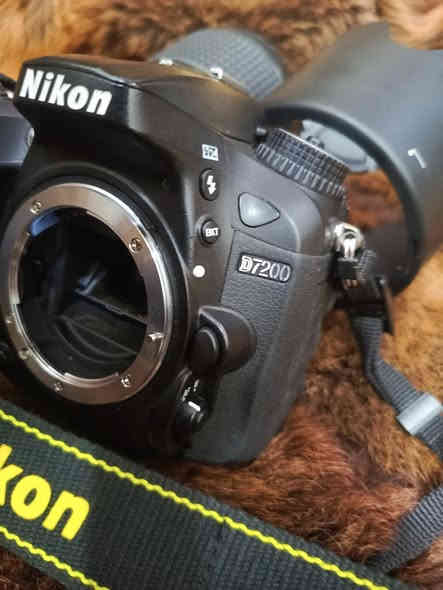 السلام عليكم / كامره نيكون 7200 تايلندي اصلي 
الملحقات :٫ 
استاندات عدد 2 ثلاثي للكامره + ثلاثي اضائه 
عدسه 18.140 vr تايلندي 
بطاريه اصليه 
هود العدسه كبير 
جنطه اصليه من نيكون 
شاحنه  
رام 16G 
الشتر 17 الف 
الكامره معروفه بمواصفاتها تحتوي على واي فاي وذات جوده 24.2 وبديها مقاوم للصدمات... الخ .. مابيه لا شخط ولا ضربه بعدها جديده بمعنى الكلمه 
الكامره حيل جديده مستخدمه شهر واحد فقط  سعرها 660وبيها مجال 
الموقع/ انبار فلوجه /  يوجد توصيل 
تواصى خاص  او اتصال + واتساب  ***********
