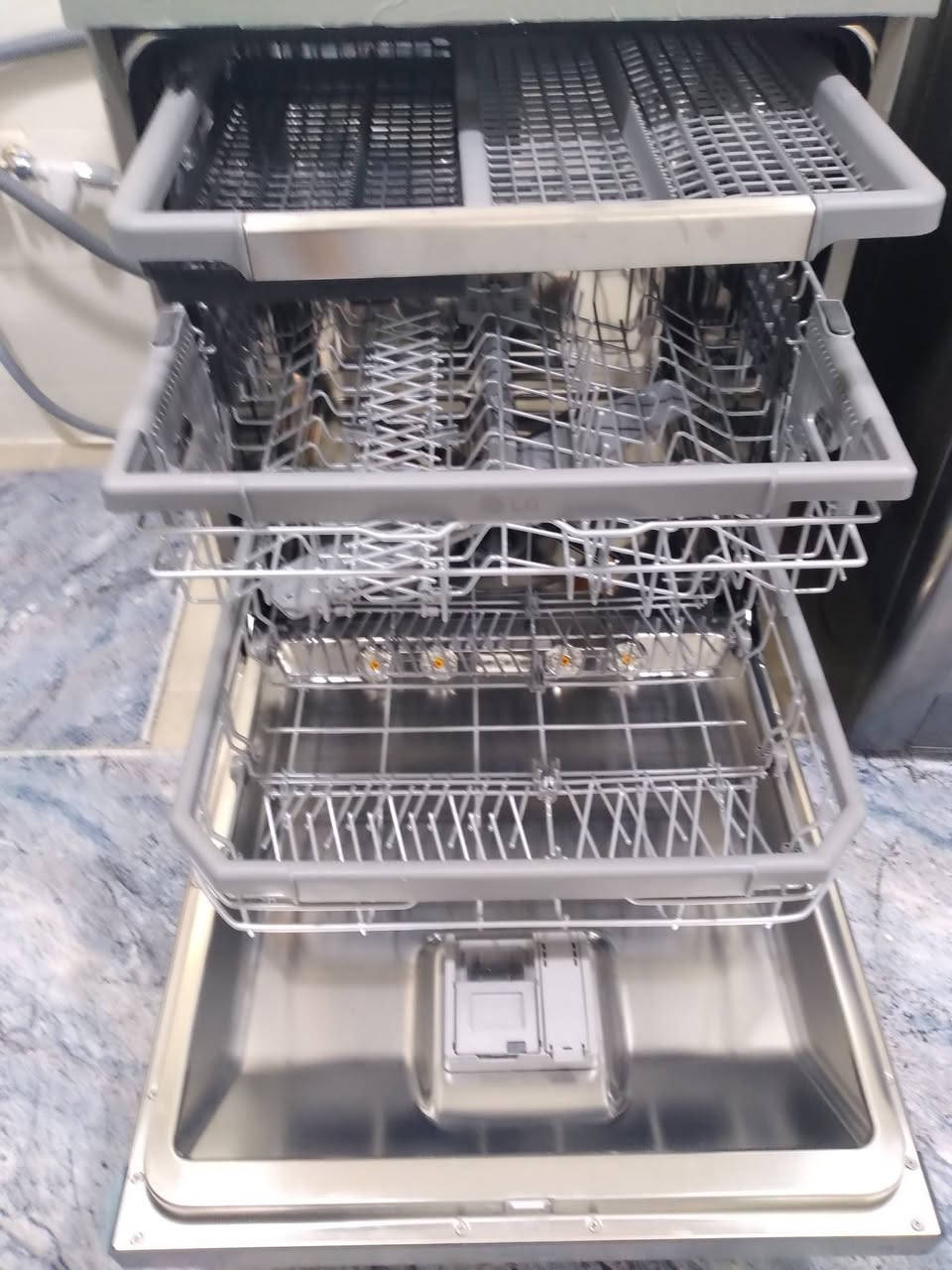 السلام عليكم أغراض استخدم قليل جدا للبيع حي الجامعة للإستفسار ***********
