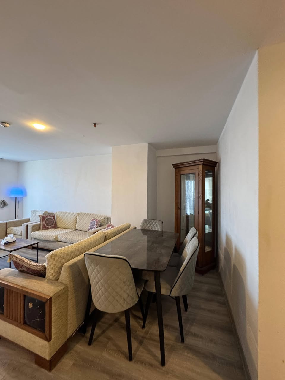 🏙️ شقة مفروشة 1+2 للإيجار – الطابق 22 – Life Tower
📏 المساحة: 173 م²

مرافق وخدمات المبنى:
 • كافيه للاسترخاء
 • نادي رياضي مجهز
 • موقف سيارات خاص
 • منطقة ألعاب للأطفال
 • مسبح
 • كهرباء ٢٤/٧
 • حراسة وخدمات ٢٤/٧
 • صيدلية قريبة
 • سوبرماركت
 • مطاعم متنوعة

💰 الإيجار الشهري:650 دولار أمريكي
📅 الشقة متاحة للسكن فوراً

📞 للتواصل وحجز موعد للمعاينة:
0750 614 0505
