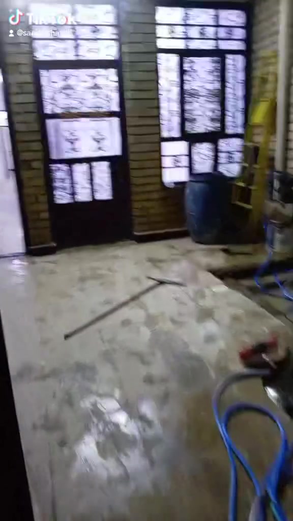 سلام عليكم بيت للبيع خلف سده فتحت جامع المحترك واجه ٤ونزال٢٣يحتوي على غرفه وساحه واستقبال يرهم اقصط ويرهم نقد خدمات كامله مي كهرباء تبليط***********/***********
