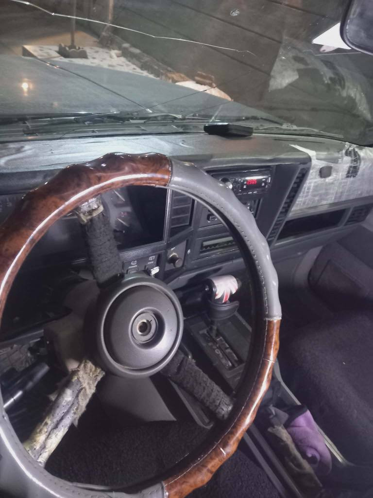 جيب شيروكي رقم سليماني شرط تحويل سنويه صاقطه  موديل 1990محرك 6 گيرمحرك بشرط 
مكان سياره كركوك 
رقم صاحبه 
*********** كركوك, العراق
