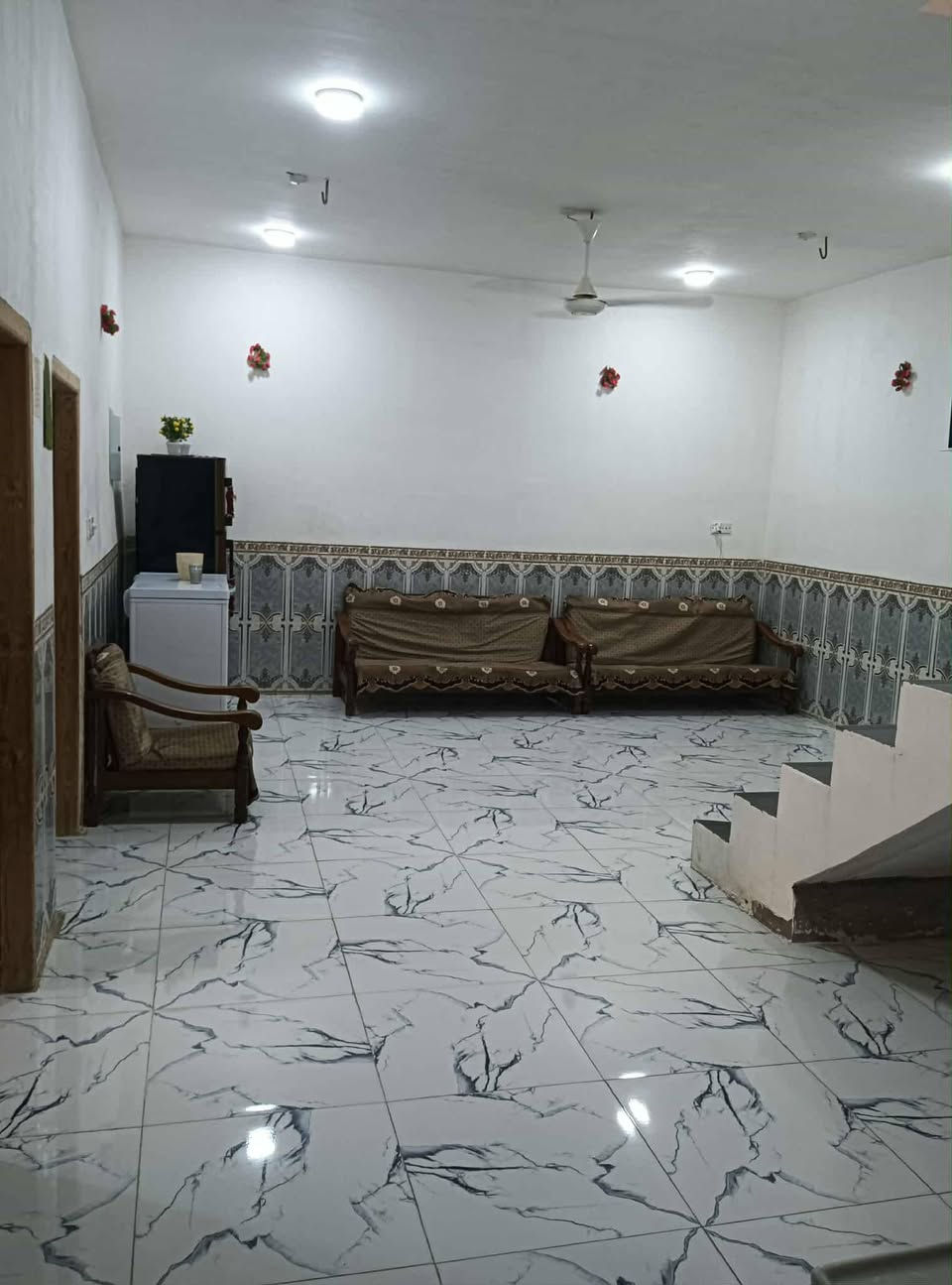 السلام عليكم بيت للبيع مقابيل مستشفى مرجان خلف البانزين خانة المساحة 240 سند 25 السعر 80 وبي مجال ***********
