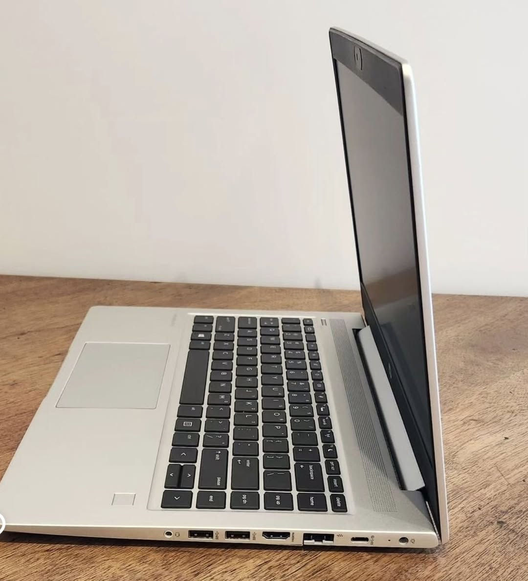 لابتوب hp probook   الجيل الثامن للبيع 
الحاسبه سوبر سلم  
المعالج core i5 الجيل الثامن
رام 8 كيكا DDR4
هارد 256 كيكا SSD
كرت الشاشه Intel Uhd 630 حجم 4 كيكا
الشاشه حجم 15.6 انج ضد التوهج دقة FHD1980x1080 
باتري ليثيوم 6 خلايا  شحن سريع 65 واط والباطرية ممتازة
كيبورد ضوئي ليزري
بصمة اصبع نضام حمايه 
كامره دقة hd
 منفذ تايب سي و رام  وhdmi وباقي المنافذ   الحاسبه كلش نضيفه وحلوه
السعر 325 الف النجف, العراق


**إذا كنت صاحب هذا الإعلان وتريد حذفه لأي سبب، رجاءا أرسل رسالة إلى الدعم الفني**