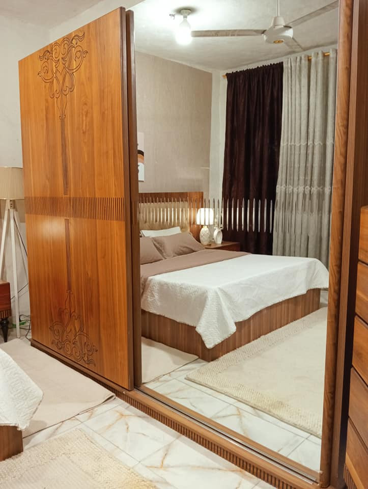 غرفه تركيه ماركه خشب زان 
خشب ثقيل جدا مخزن بالسرير
هايدروليك والظهر بلوك
اريده ب900 سعر الشراء 26 ورقه
***********  واتساب
