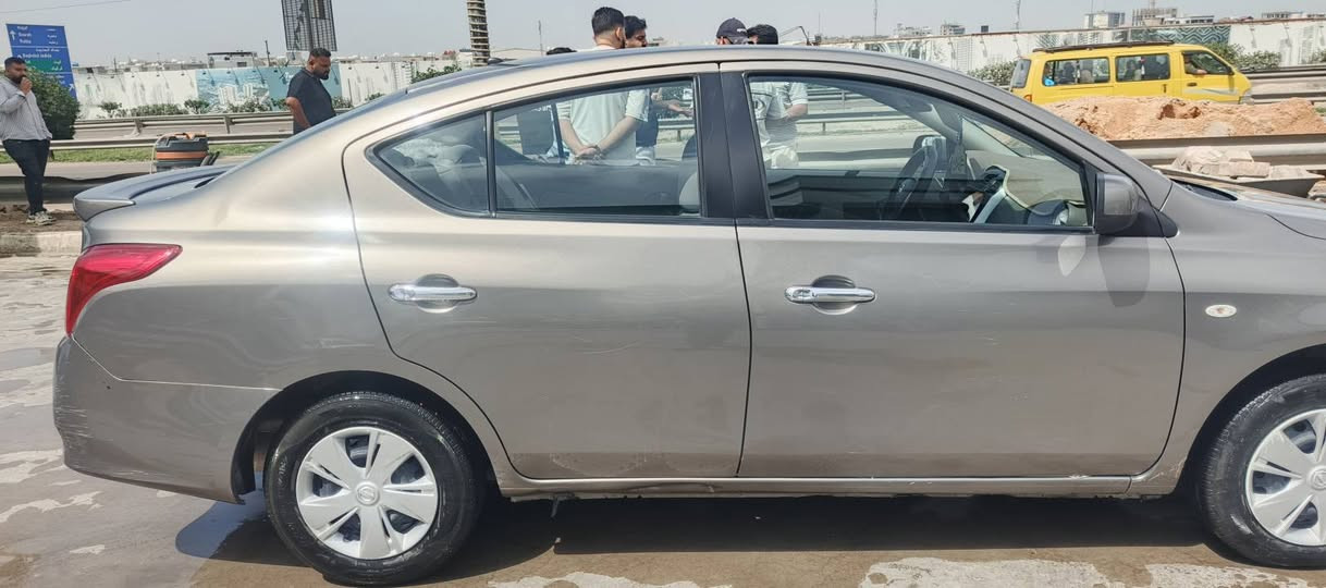 نيسان سني هندي
موديل 2019
ماشية 36 
باب اليسار الامامية مبدلة بأصلي 
سبير بعده ما نازل بلادي
وبيها نظام كامرات كامل
طخات بسيطة جدا تروح بالبولش
ضربة بالچاملغ ومصلحة على البارد
السعر 100 وبيها مجال بسيط
للاستفسار الاتصال بالرقم ***********
