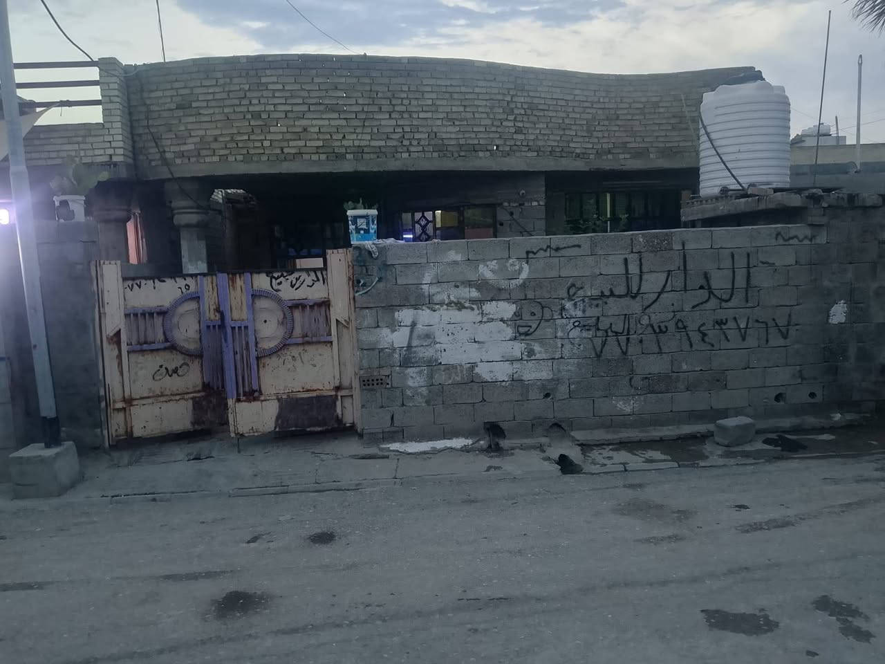 سلام عليكم بيت 225 متر ستقبال مطبخ غرفتين نوم وصاله مثل ماواضح كدامكم شارع تبليط مجاري للستفسار ***********
