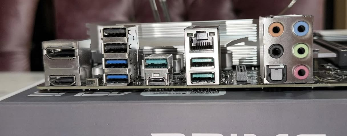 لوحة أم من شركة ASUS
الموديل: PRIME B650-PLUS
تدعم معالجات AMD Ryzen جيل 7000 / 8000 / 9000 (مقبس AM5)

المواصفات:
 • شريحة B650
 • تدعم DDR5
 • منفذ M.2 NVMe PCIe 5.0
 • منفذ PCIe 4.0 لكرت الشاشة
 • دعم Aura Sync RGB
 • مخارج HDMI
 • مناسبة للألعاب والعمل
 
مع الكارتون والملحقات 

السعر 180.000
العنوان : بصرة / معقل 
للتواصل / ***********
