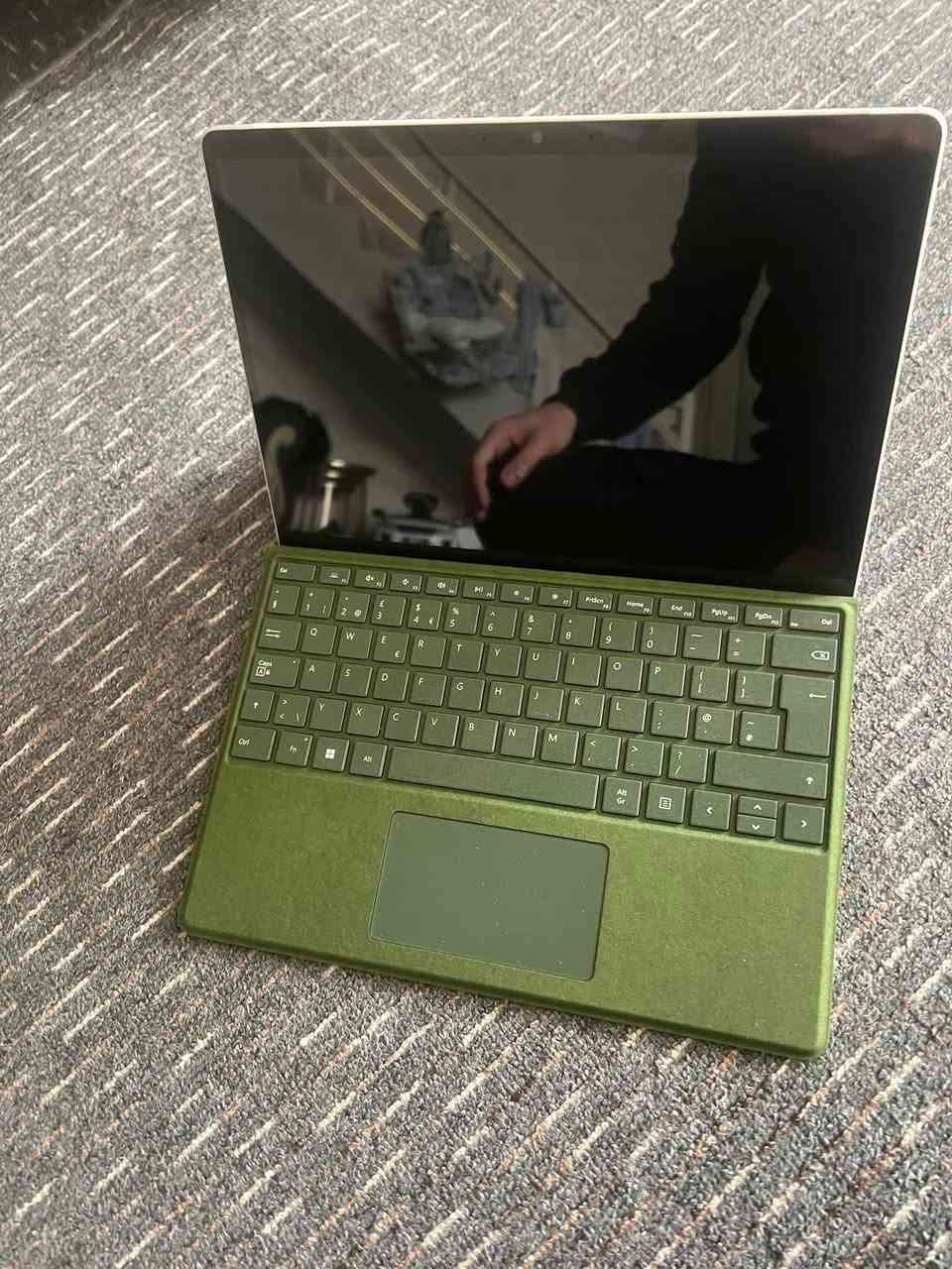 بيع فقط
السلام عليكم 
Surface Pro  8 
حجم 13.3 لمس ينفصل عن الكيبورد 

شاشة 2K IPS لمس QHD

Core i5 1165 G7 جيل 11 

Ram 8GB DDR4 4333mhz

HARD 256 SSD قابل للتطوير 

كرت شاشة انتل Iris xe 4GB g7

بطارية يدوم لحد 6-11 ساعةt

مصنوع من الومينيوم و جلد الكانترا الايطالي 

 2 كاميرا 720 HD كلش واضح 

نسخه business edition رجال الاعمال 

Face ID فتح بل وجه نفس آيفون 

مستخدم قليل جدا 

680  الف  مع كيبورد اصلي زيتوني  و شاحنه اصليه
بدون قلم هيه ما اجي مع قلم !


**إذا كنت صاحب هذا الإعلان وتريد حذفه لأي سبب، رجاءا أرسل رسالة إلى الدعم الفني**