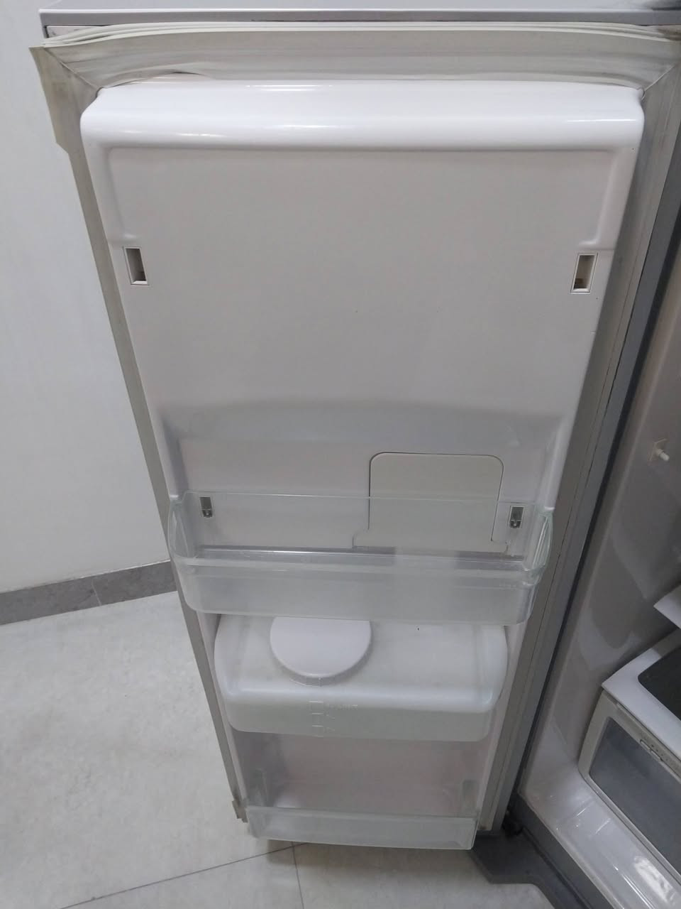 سلام عليكم عندي ثلاجه هيتاشي للبيع  ثلاجه شغاله على فحص  يحب يتصل على هذا رقم ***********
