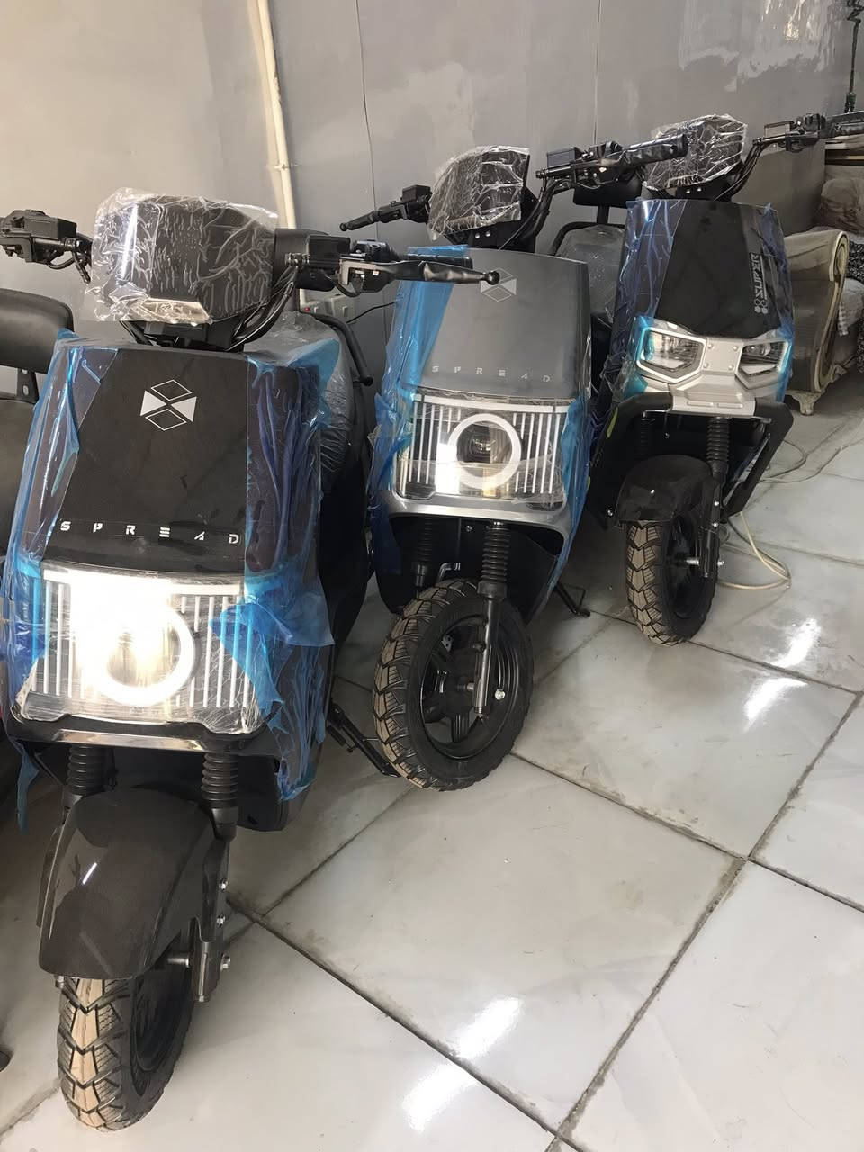 دراجه شحن قدره الشحن 8 ساعات المسافه 45 الى 50 كيلو بطاريات 12 فولت 25 امبير هذا المنتجات صيني طبق اصل الريان العنوان بغداد *********** متوفر جمله مفرد اسعار تنافسيه
